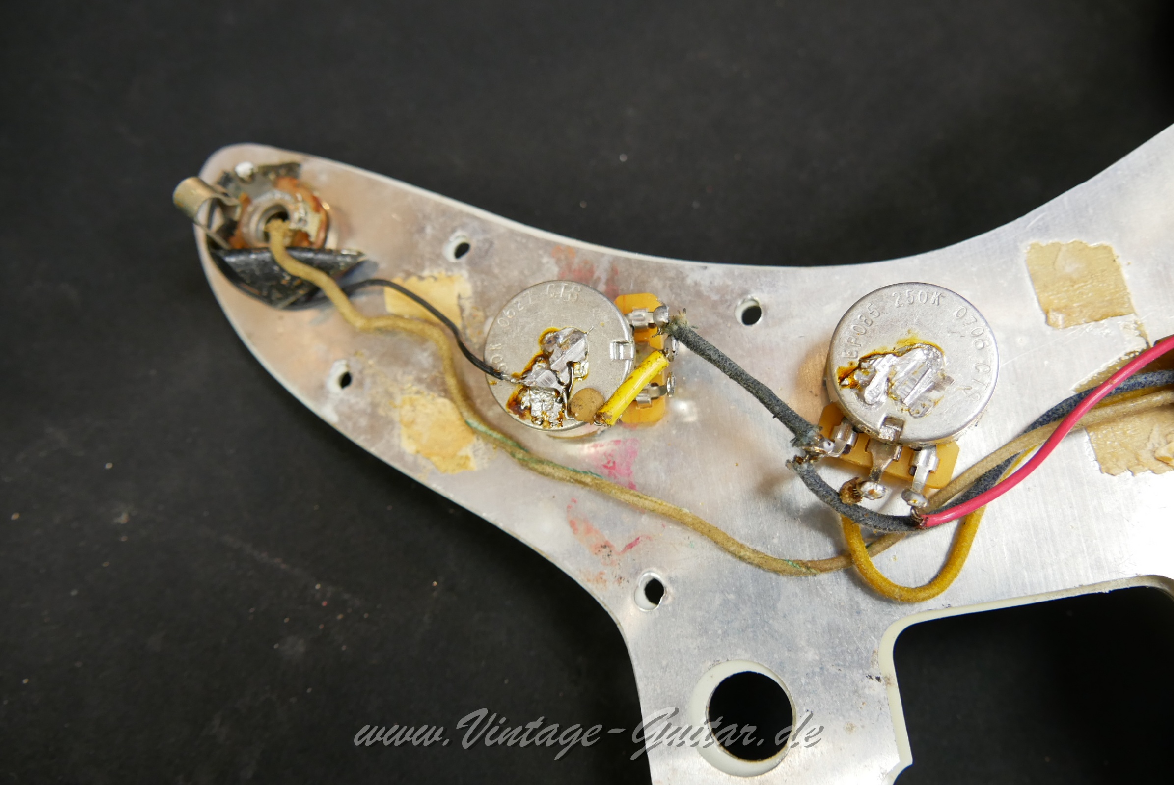 img/vintage/6082/Fender_Jazzmaster_refinished_black_1961-027.jpg
