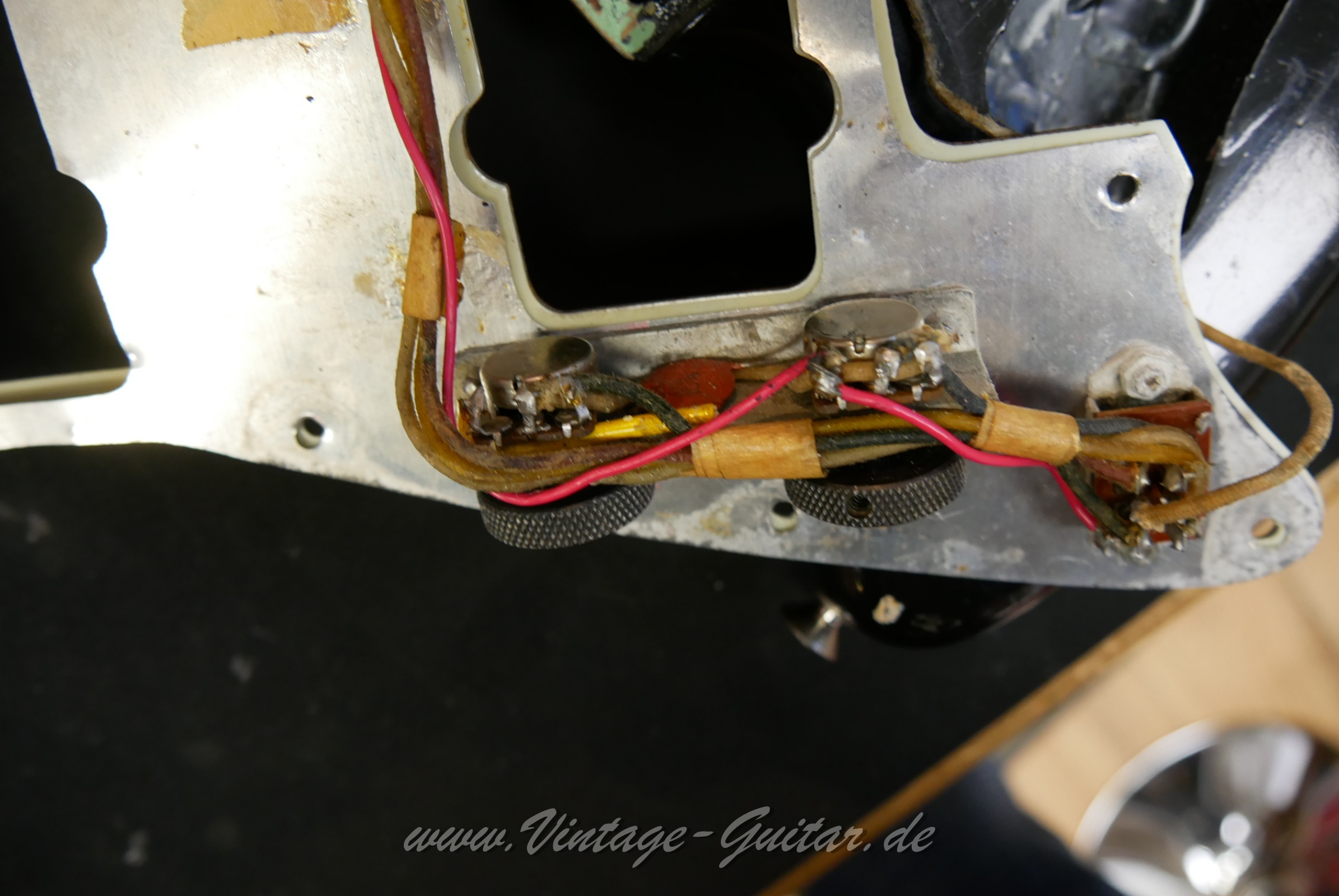 img/vintage/6082/Fender_Jazzmaster_refinished_black_1961-028.jpg