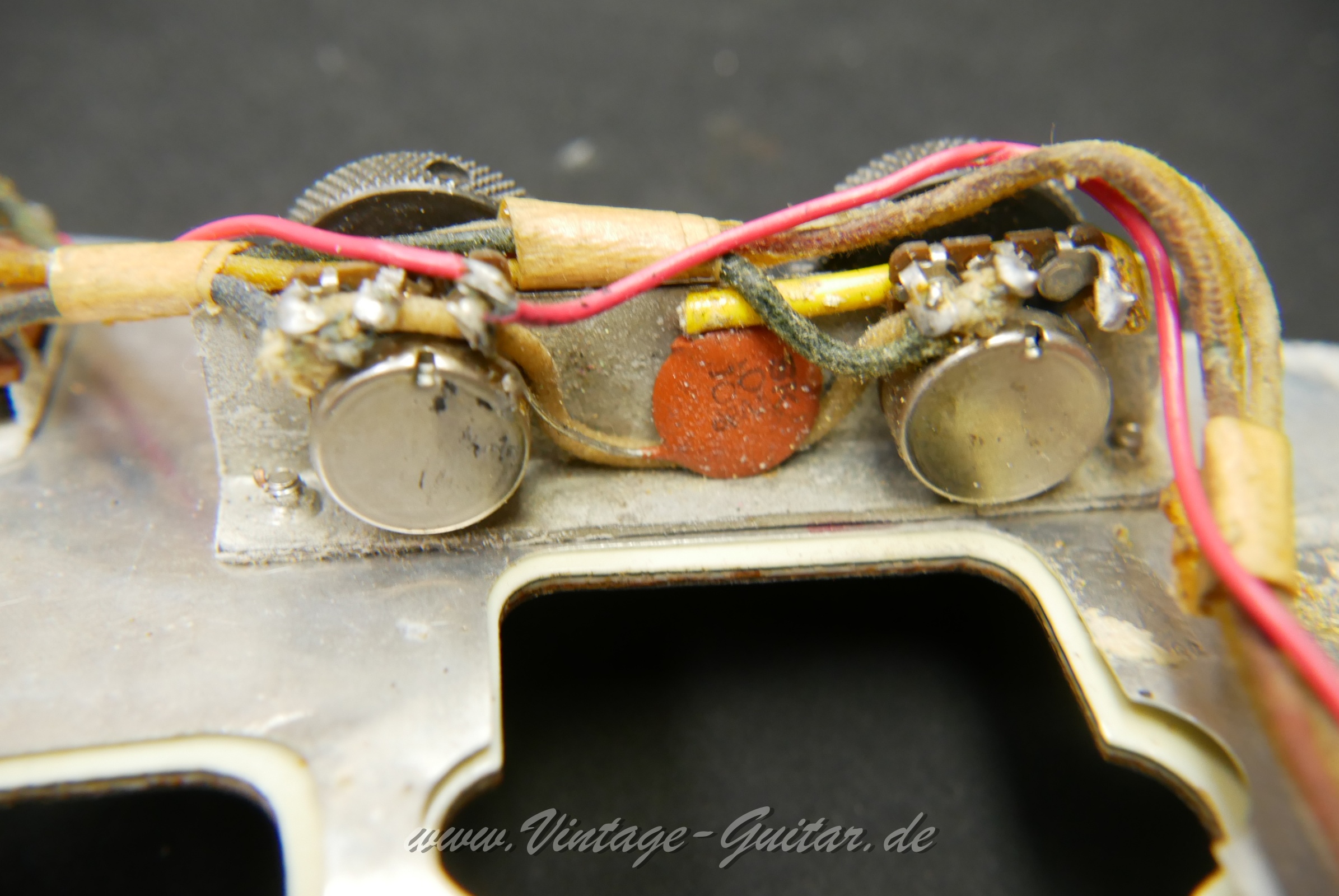 img/vintage/6082/Fender_Jazzmaster_refinished_black_1961-029.jpg