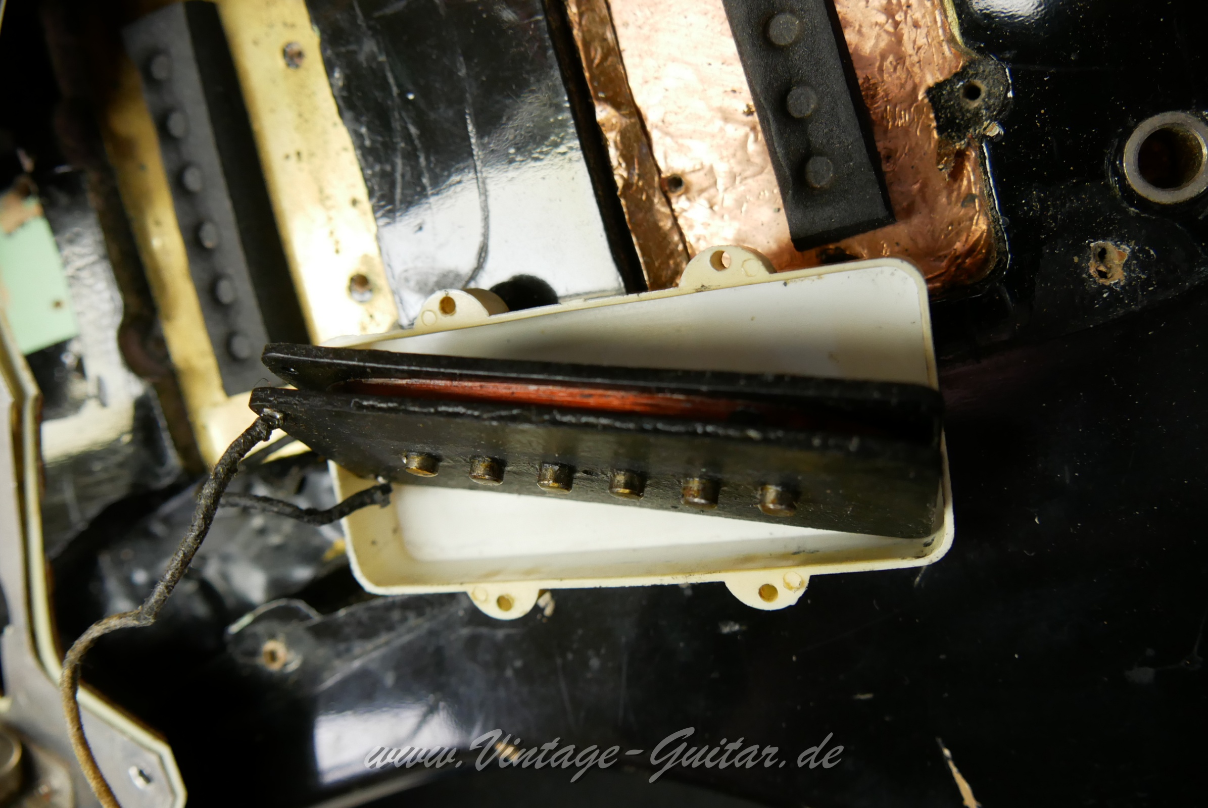 img/vintage/6082/Fender_Jazzmaster_refinished_black_1961-031.jpg