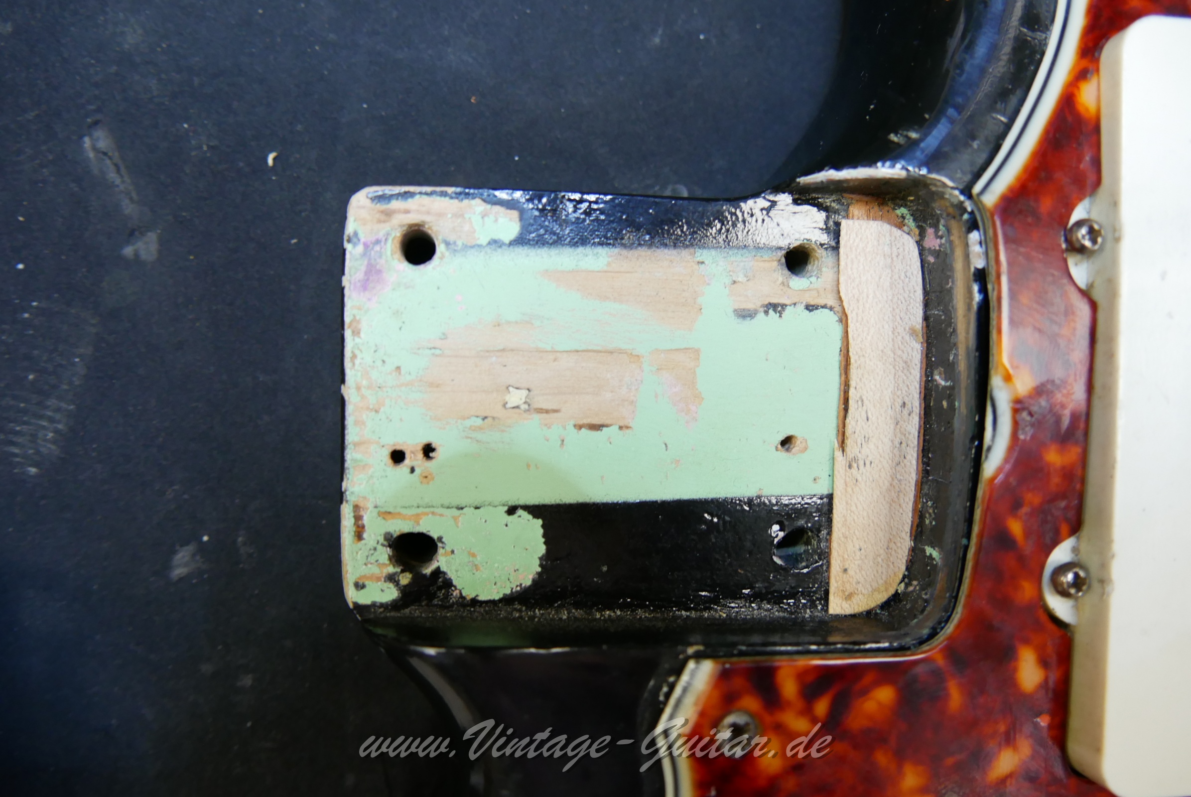 img/vintage/6082/Fender_Jazzmaster_refinished_black_1961-033.jpg