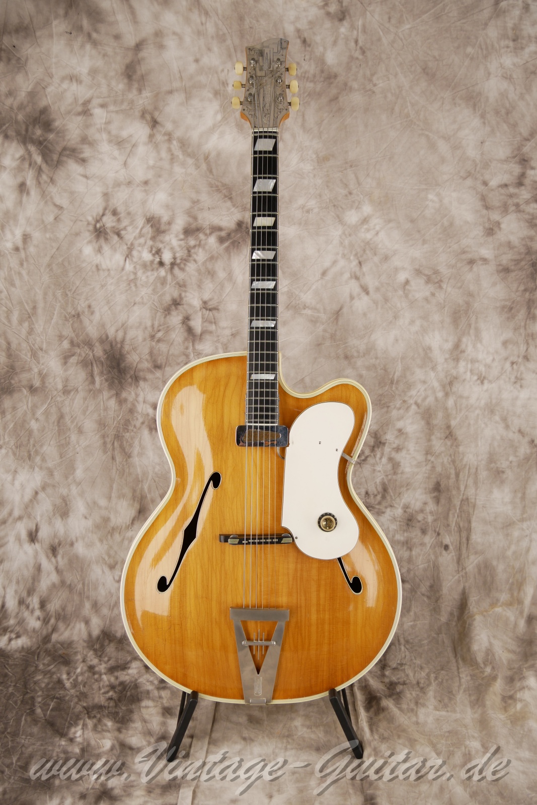 Artur-Lang-Super-De-Luxe-Masterpiece-Archtop-1950c.-natural-01.jpg Artur-Lang-Super-De-Luxe-Masterpiece-Archtop-1950c.-natural-01.jpg