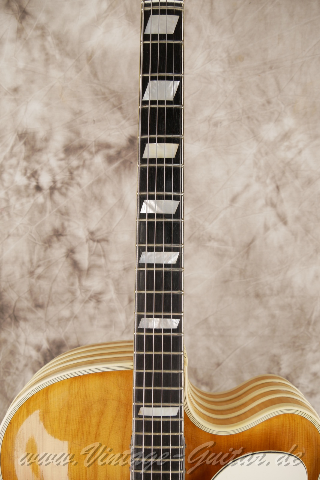 img/vintage/6087/Artur-Lang-Super-De-Luxe-Masterpiece-Archtop-1950c.-natural-05.jpg