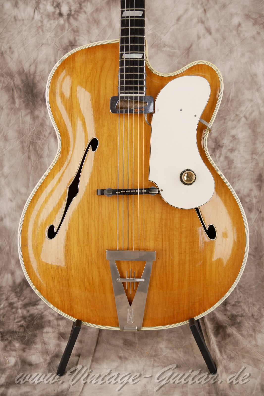 img/vintage/6087/Artur-Lang-Super-De-Luxe-Masterpiece-Archtop-1950c.-natural-07.jpg