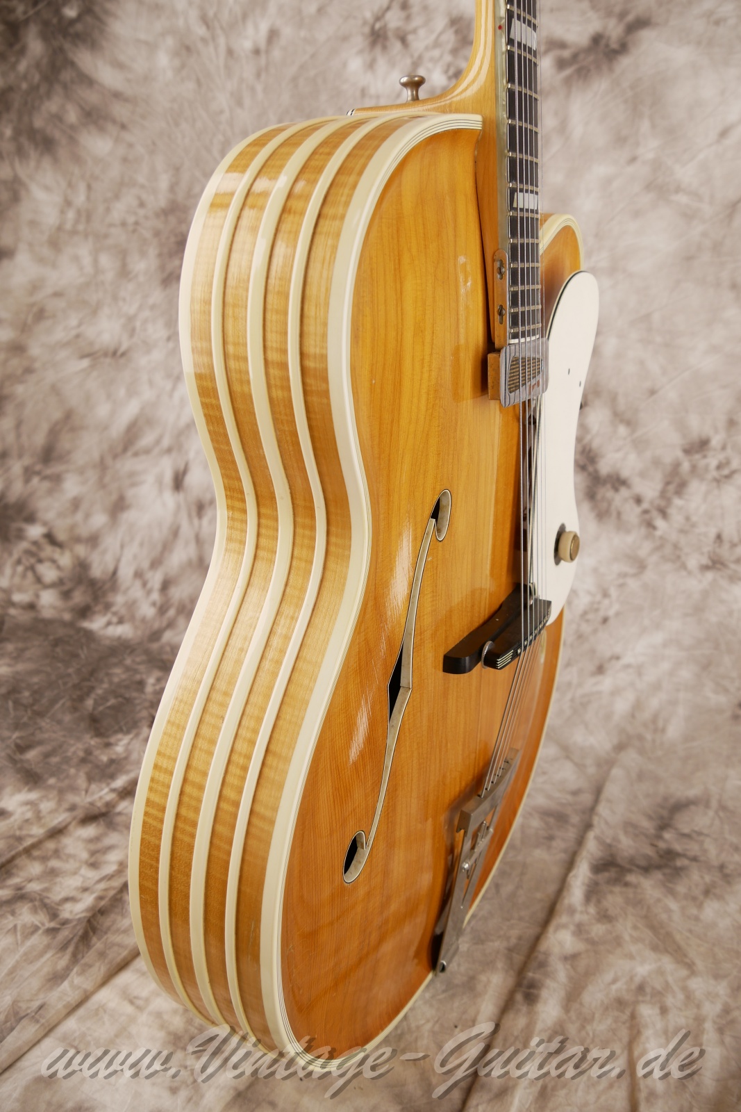 img/vintage/6087/Artur-Lang-Super-De-Luxe-Masterpiece-Archtop-1950c.-natural-09.jpg