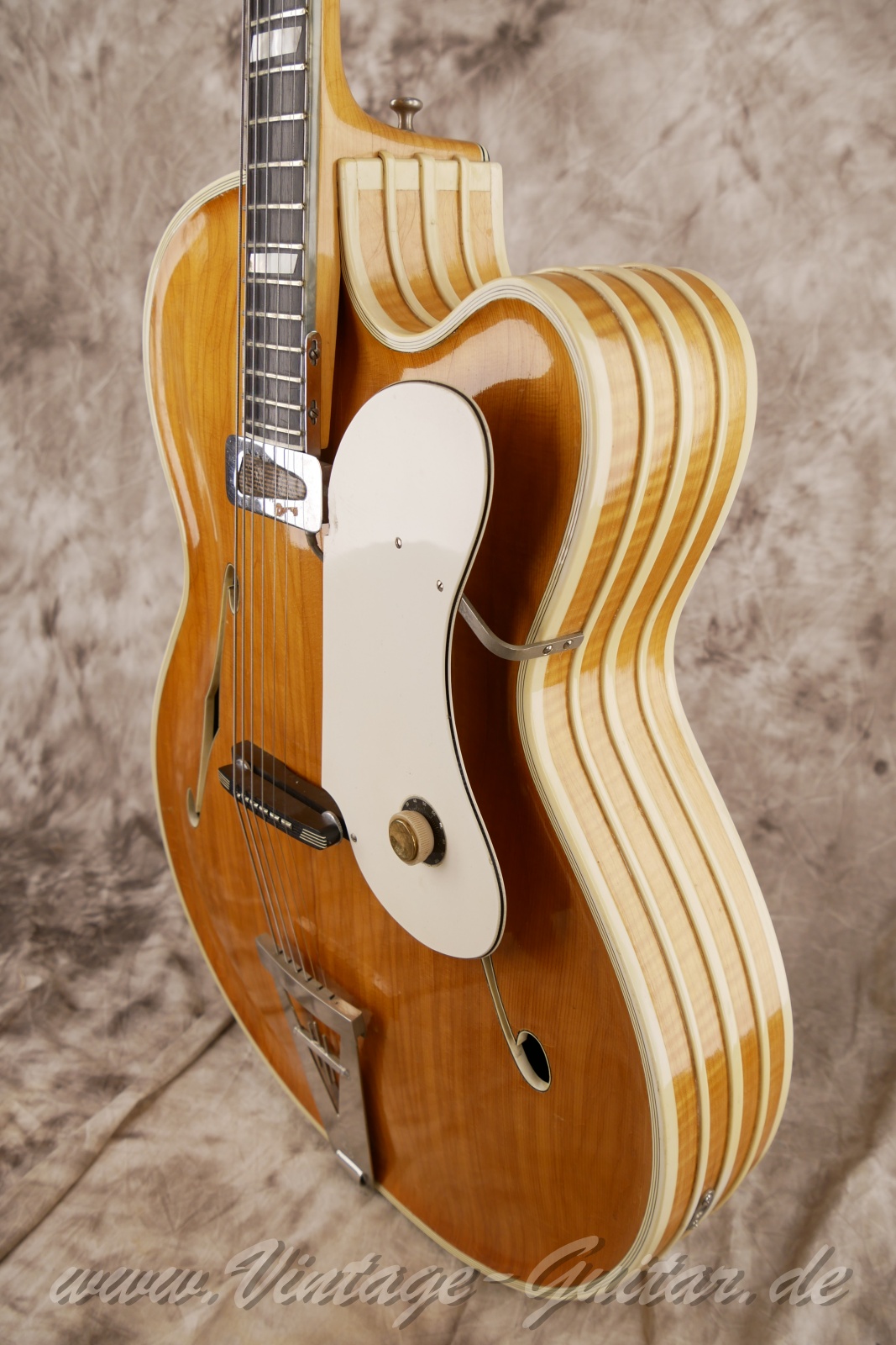 img/vintage/6087/Artur-Lang-Super-De-Luxe-Masterpiece-Archtop-1950c.-natural-10.jpg