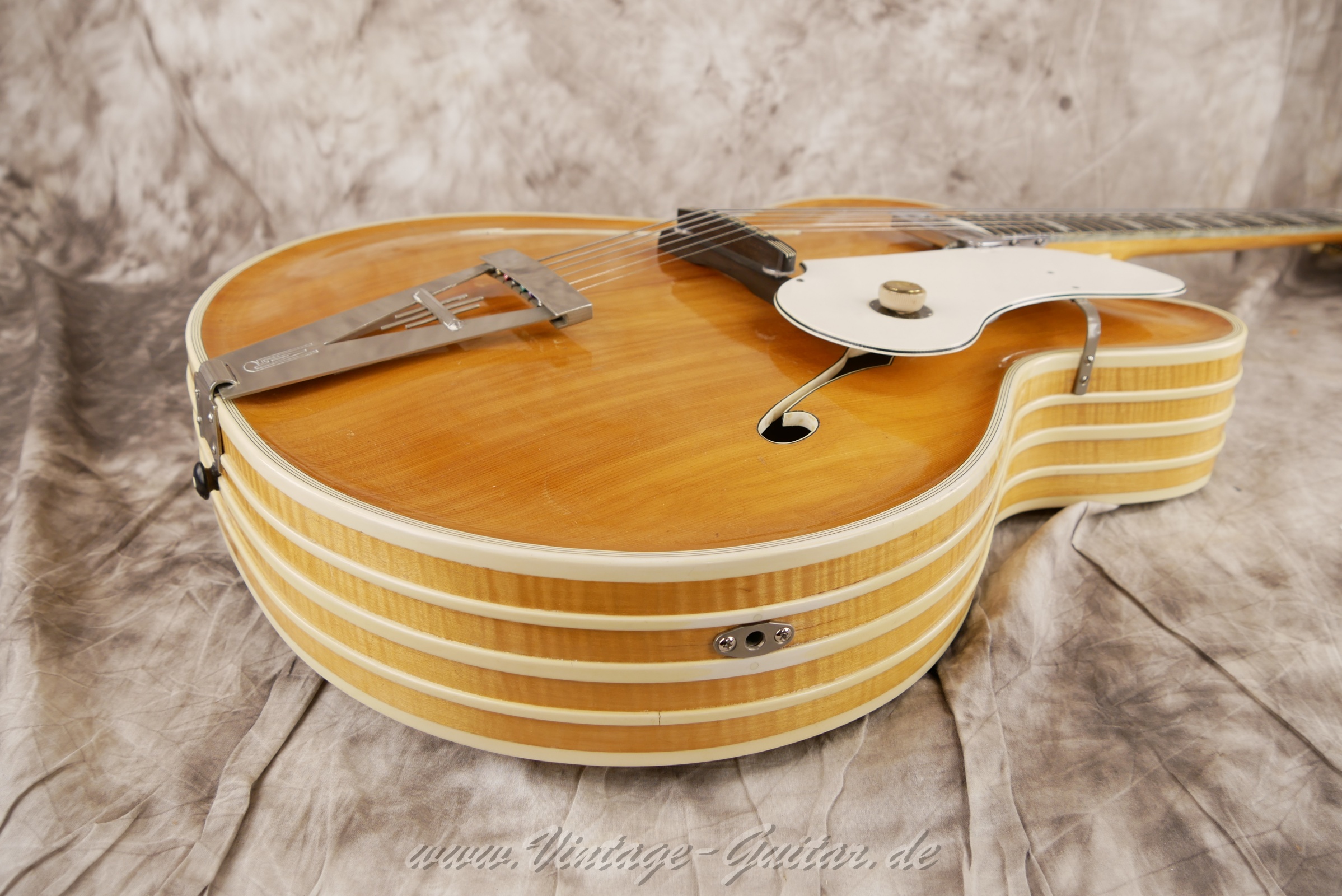 img/vintage/6087/Artur-Lang-Super-De-Luxe-Masterpiece-Archtop-1950c.-natural-13.jpg