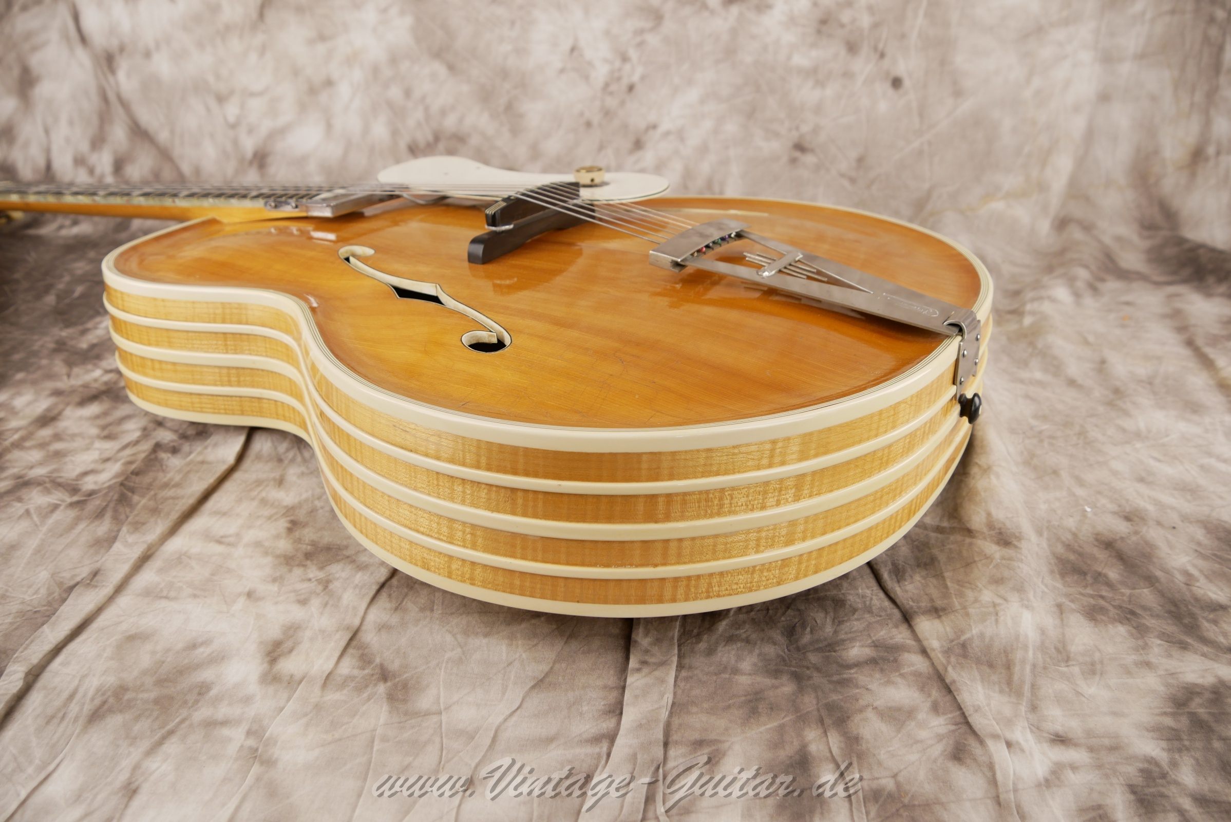 img/vintage/6087/Artur-Lang-Super-De-Luxe-Masterpiece-Archtop-1950c.-natural-14.jpg