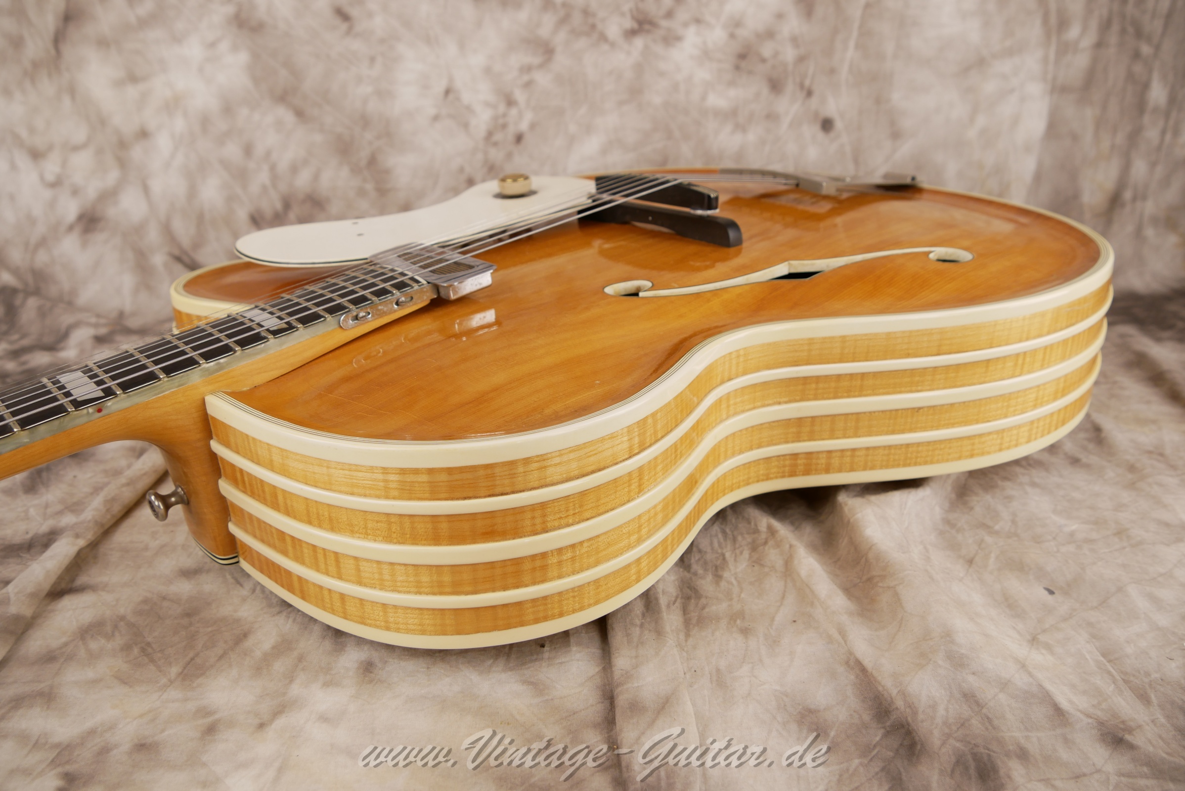 img/vintage/6087/Artur-Lang-Super-De-Luxe-Masterpiece-Archtop-1950c.-natural-16.jpg