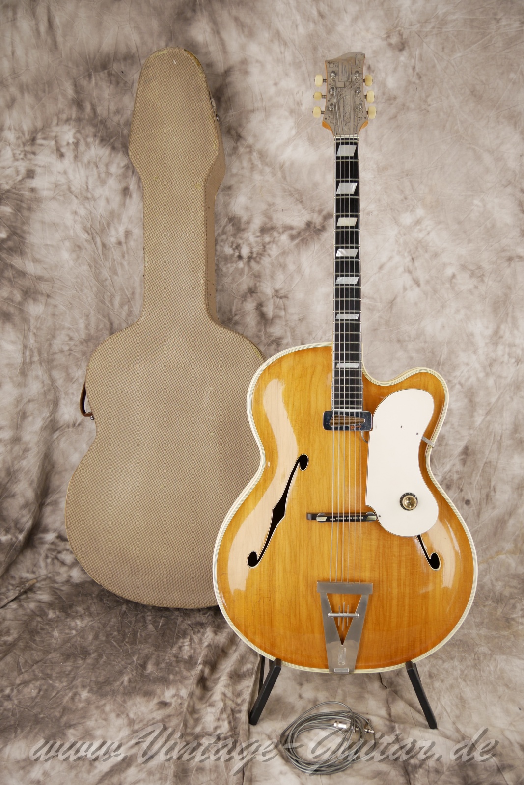 img/vintage/6087/Artur-Lang-Super-De-Luxe-Masterpiece-Archtop-1950c.-natural-18.jpg