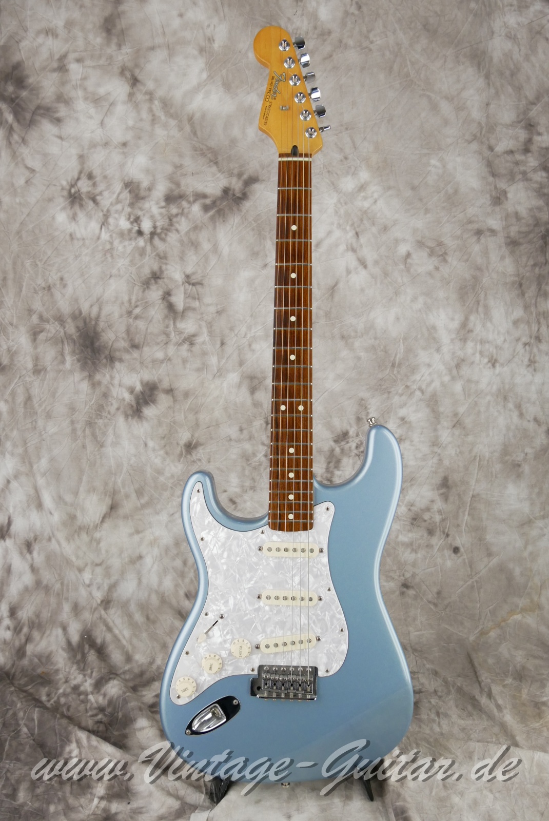 img/vintage/6106/Fender_Stratocaster_lefthand_algave_blue_Mexico_2002-001.JPG