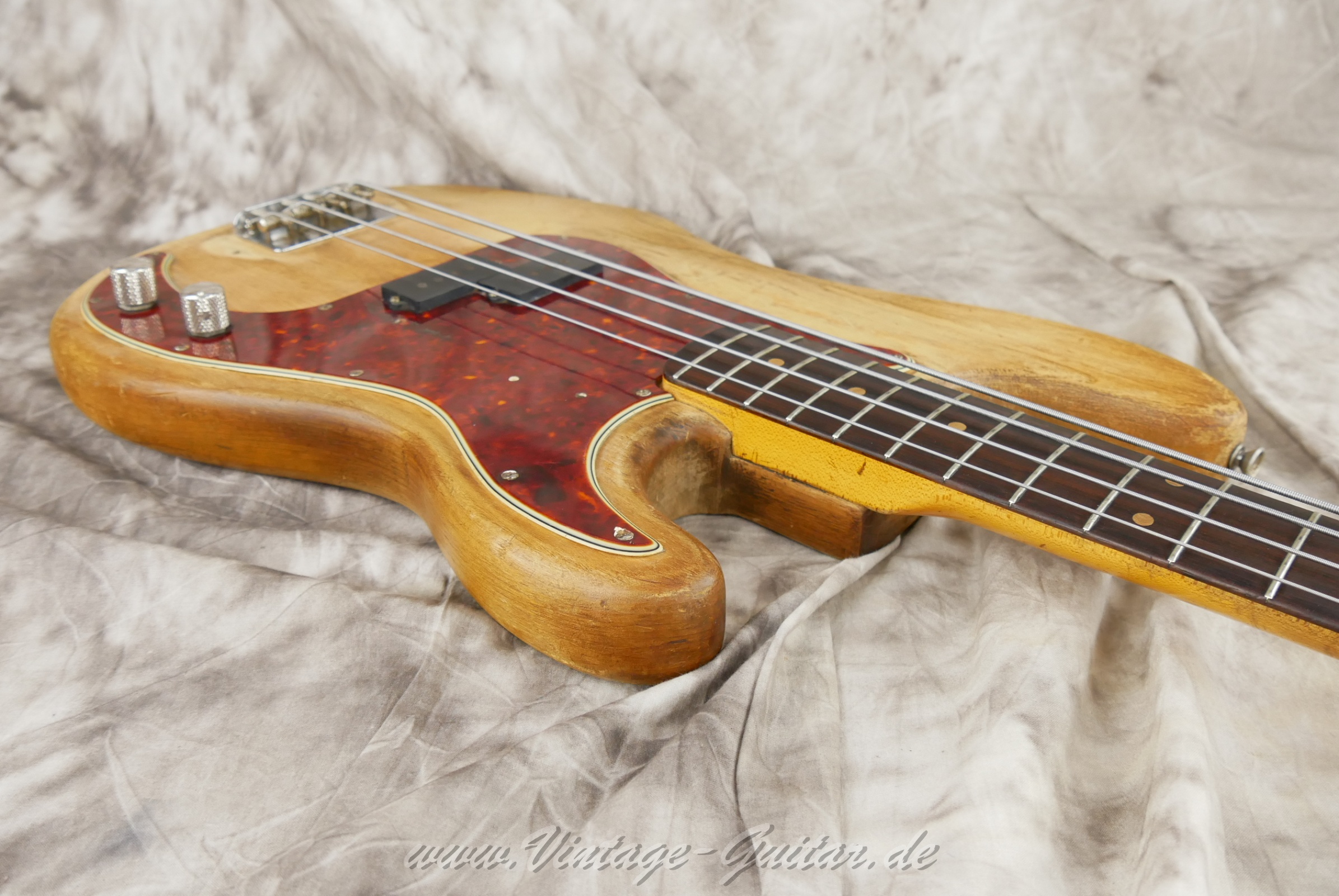 img/vintage/6117/Fender-Precision-Bass-pre-CBS-body-stripped-1963-natural-15.jpg