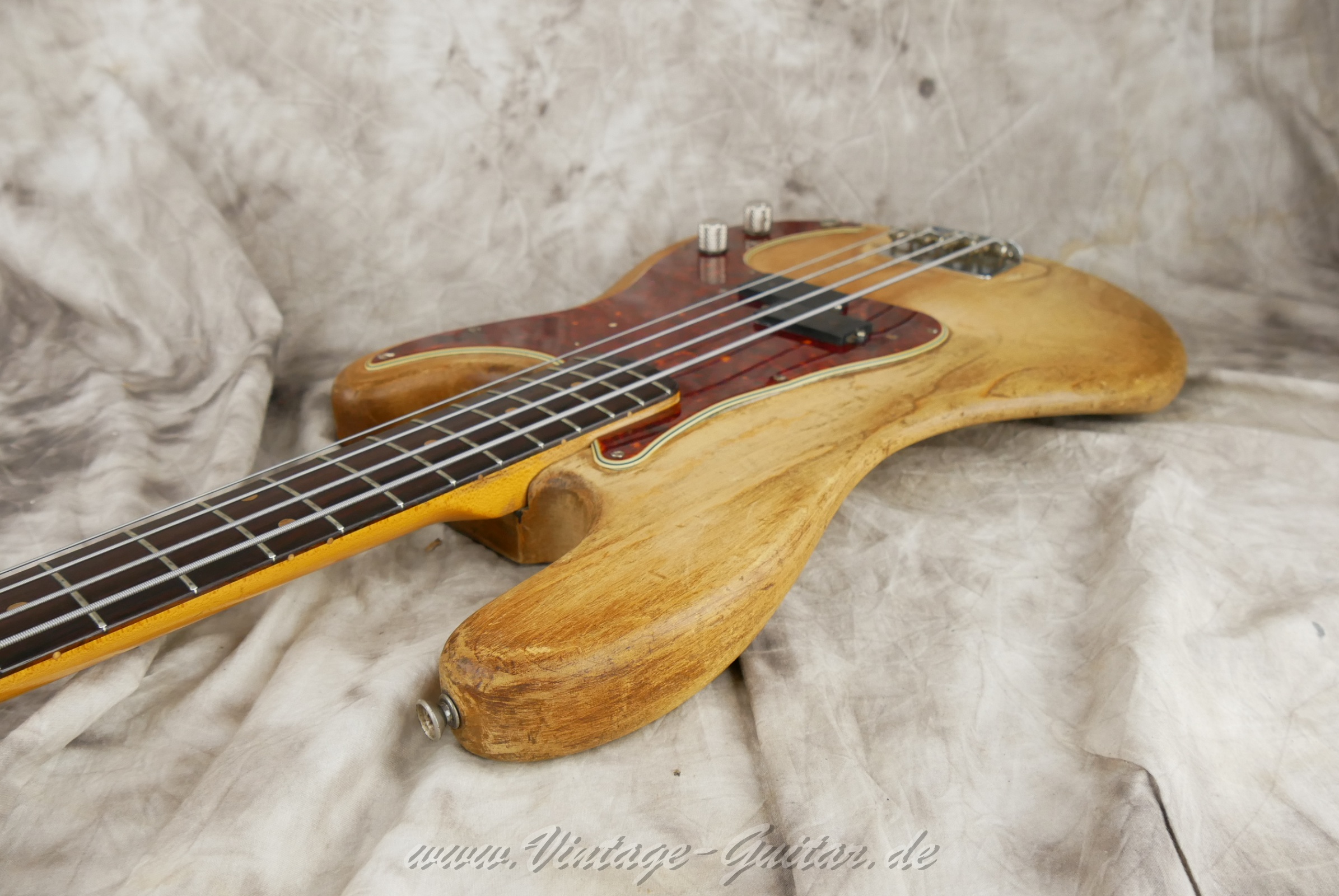 img/vintage/6117/Fender-Precision-Bass-pre-CBS-body-stripped-1963-natural-16.jpg