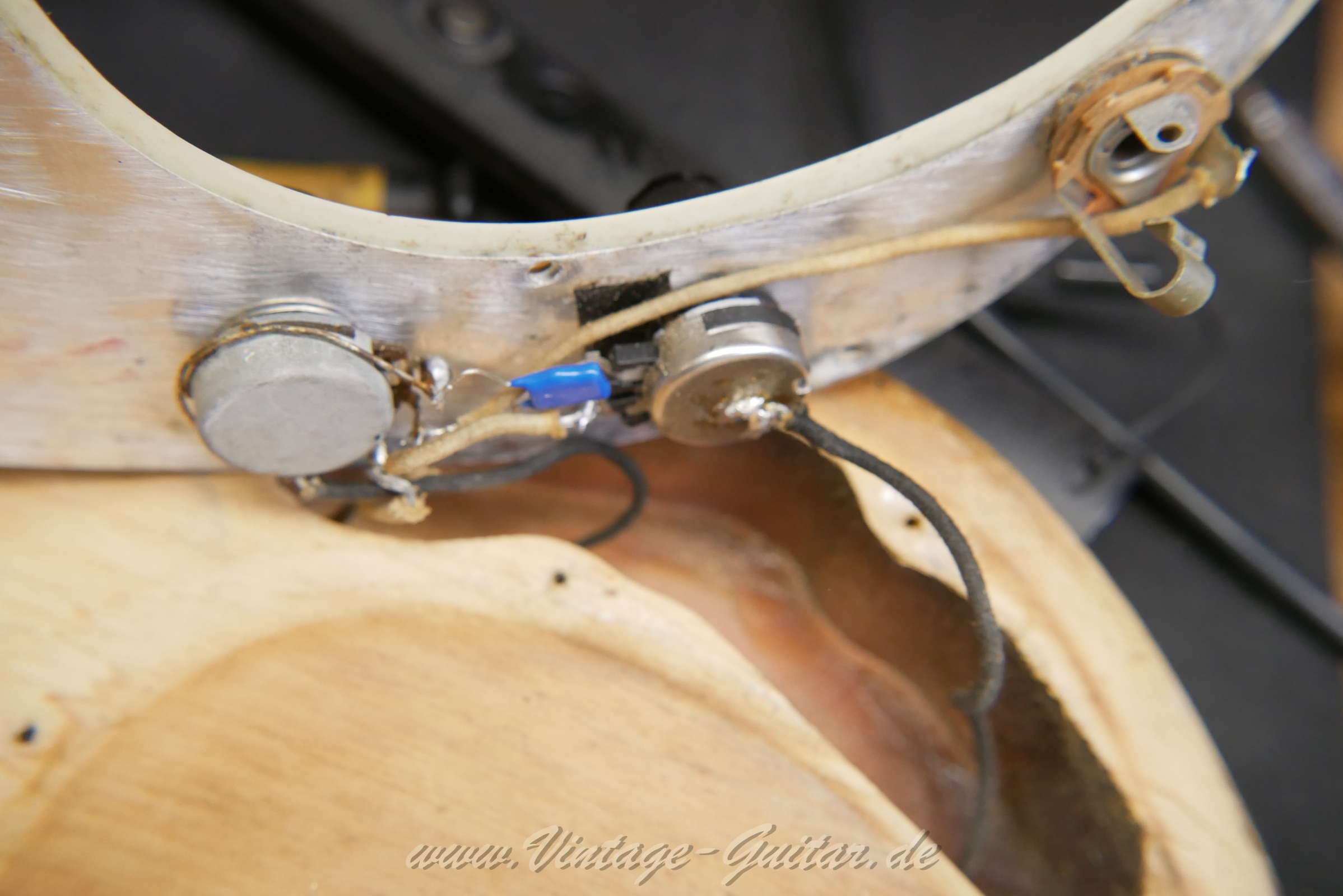 img/vintage/6117/Fender-Precision-Bass-pre-CBS-body-stripped-1963-natural-17.jpg