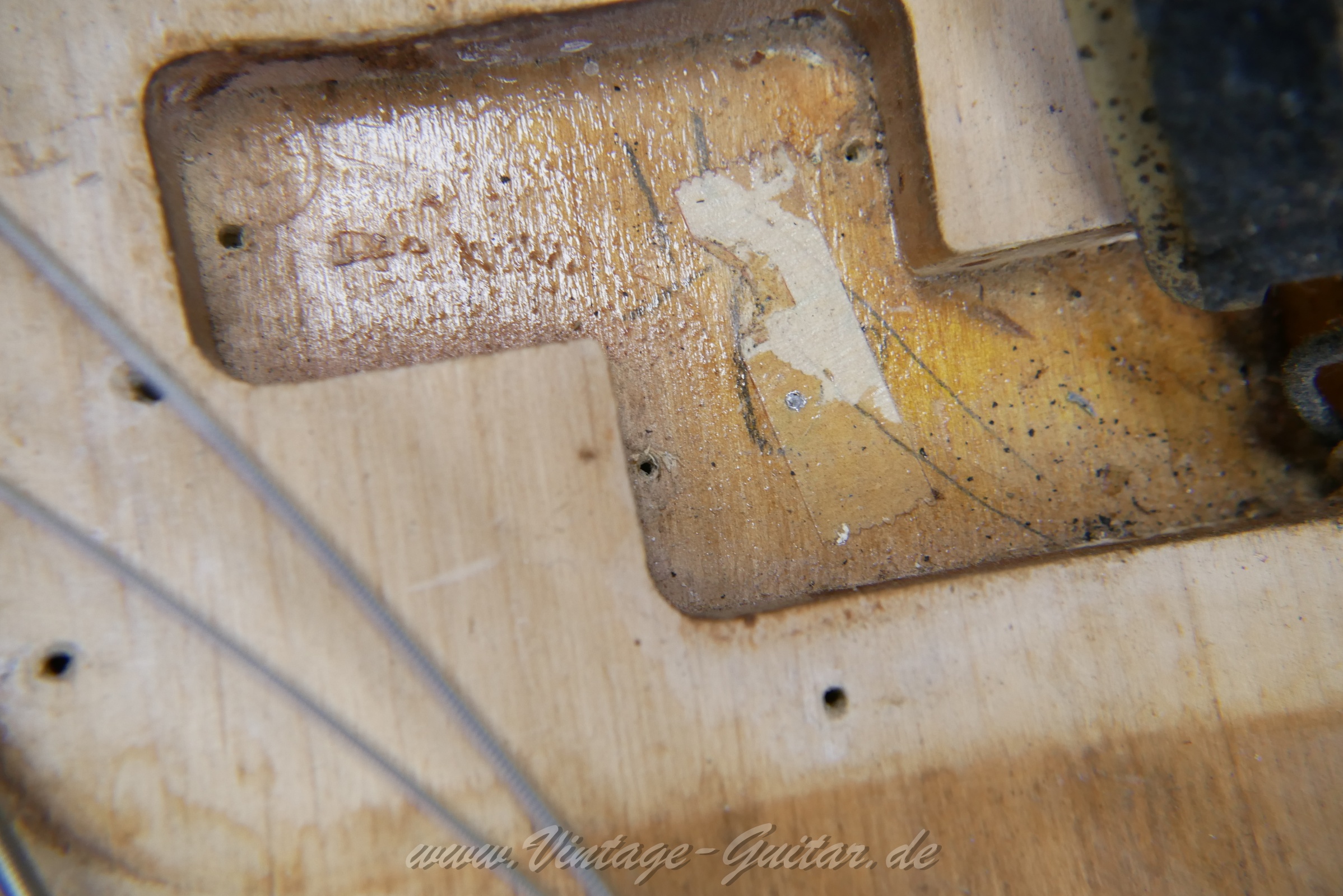 img/vintage/6117/Fender-Precision-Bass-pre-CBS-body-stripped-1963-natural-20.jpg