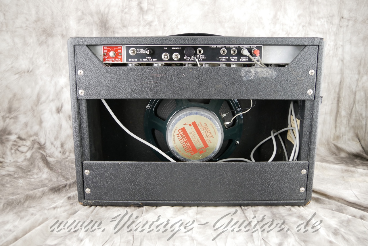img/vintage/6127/Fender-Deluxe-Reverb-1977-black-tolex-02.jpg