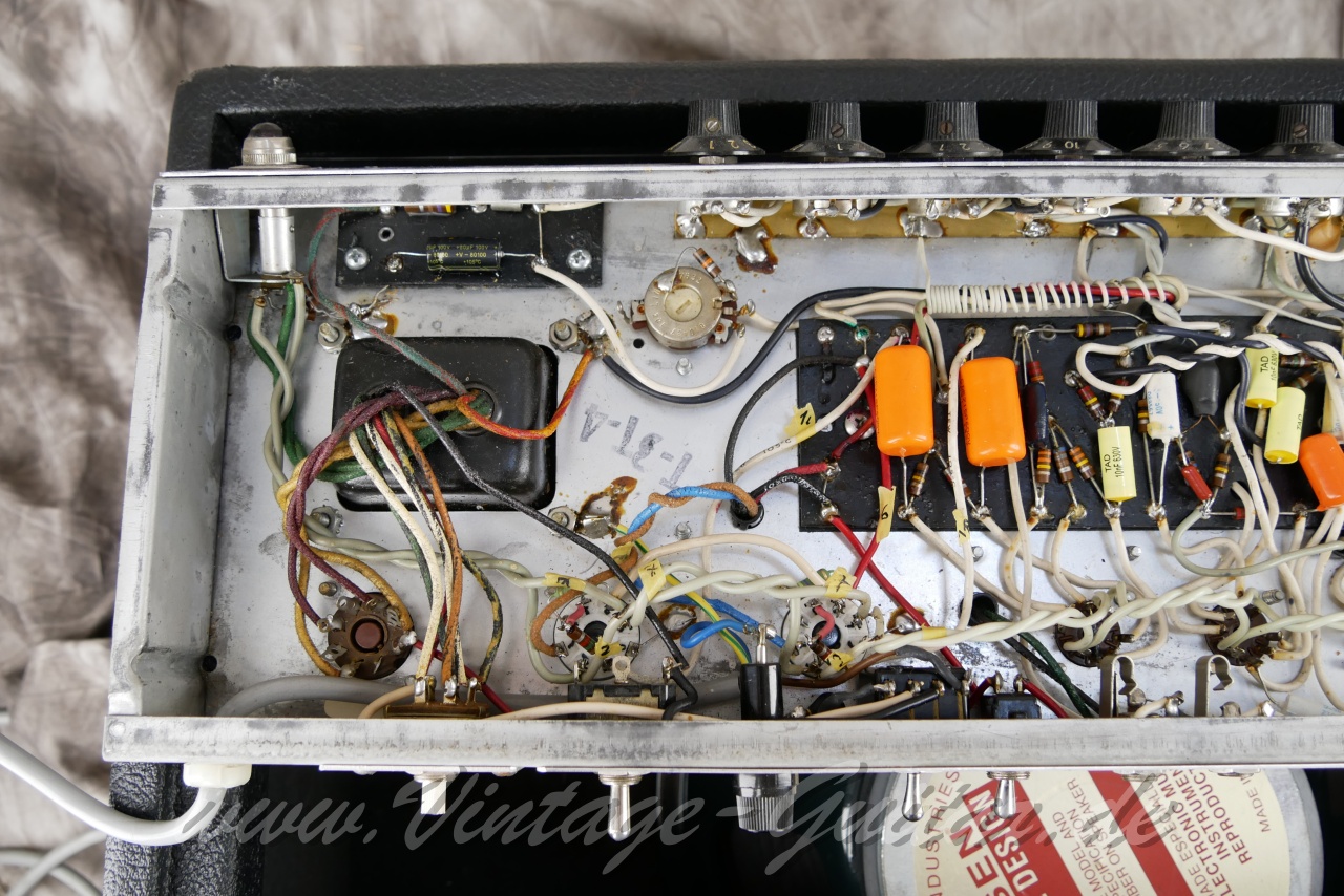 img/vintage/6127/Fender-Deluxe-Reverb-1977-black-tolex-13.jpg