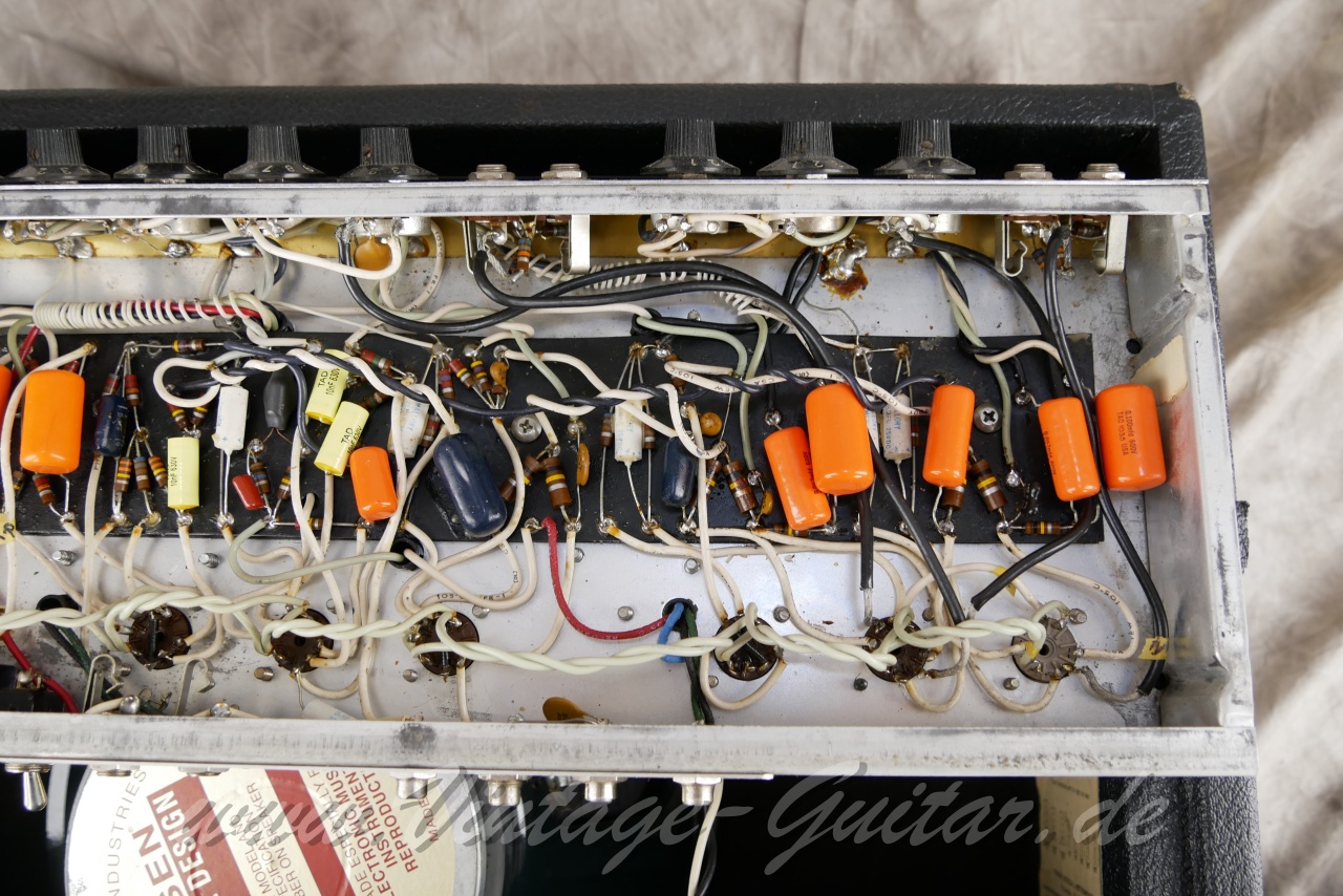img/vintage/6127/Fender-Deluxe-Reverb-1977-black-tolex-14.jpg