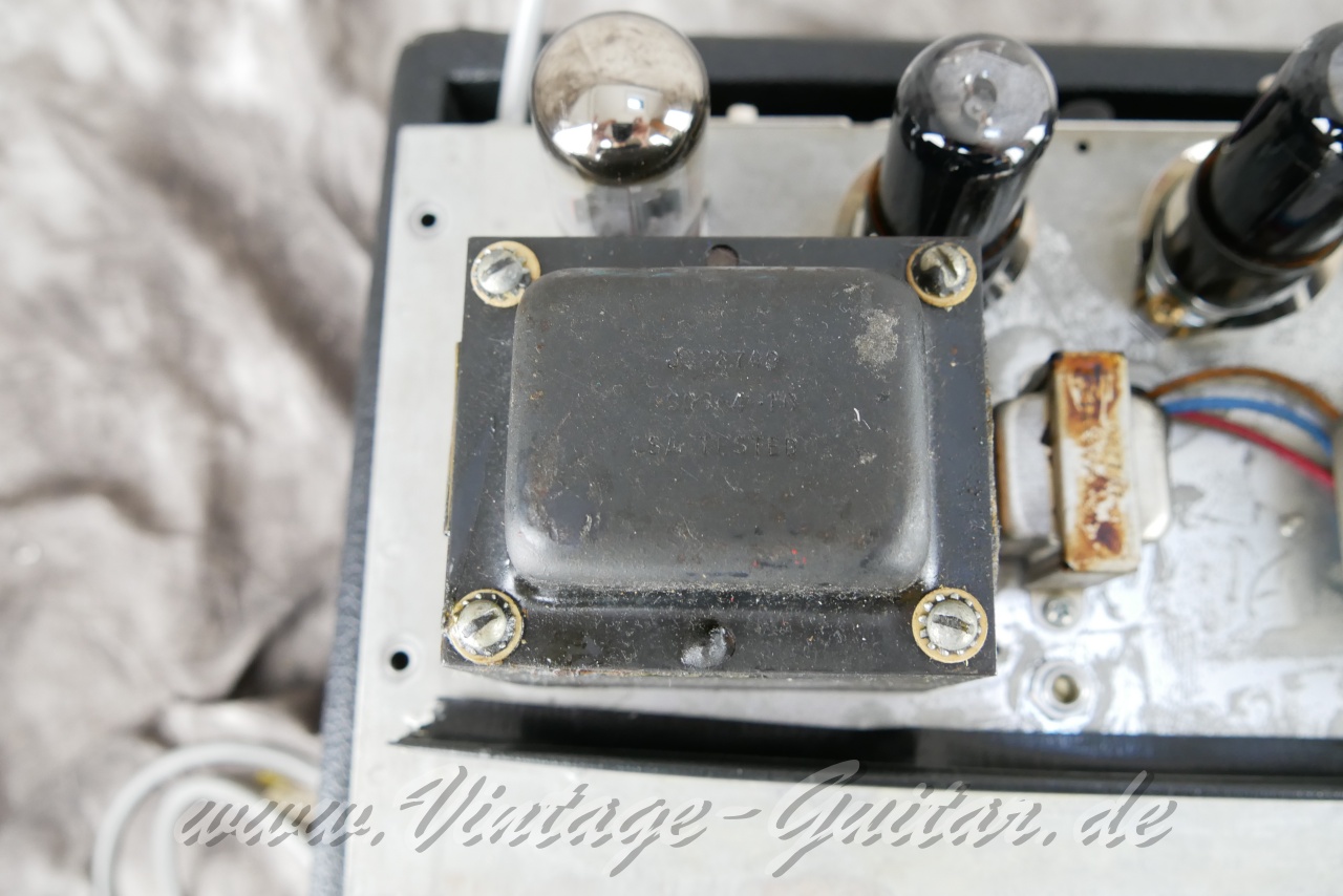 img/vintage/6127/Fender-Deluxe-Reverb-1977-black-tolex-15.jpg