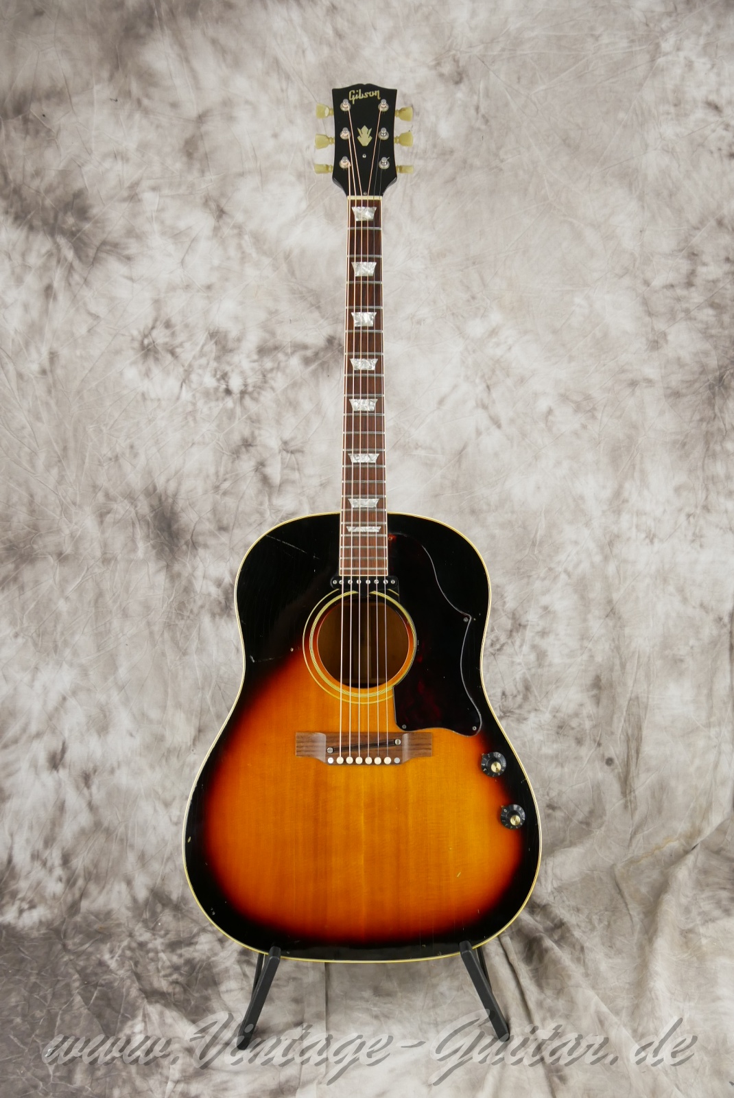img/vintage/6135/Gibson-J-160E-beatles-guitar-1968-sunburst-01.jpg