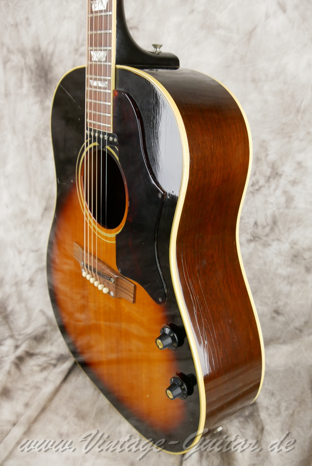 img/vintage/6135/Gibson-J-160E-beatles-guitar-1968-sunburst-10.jpg