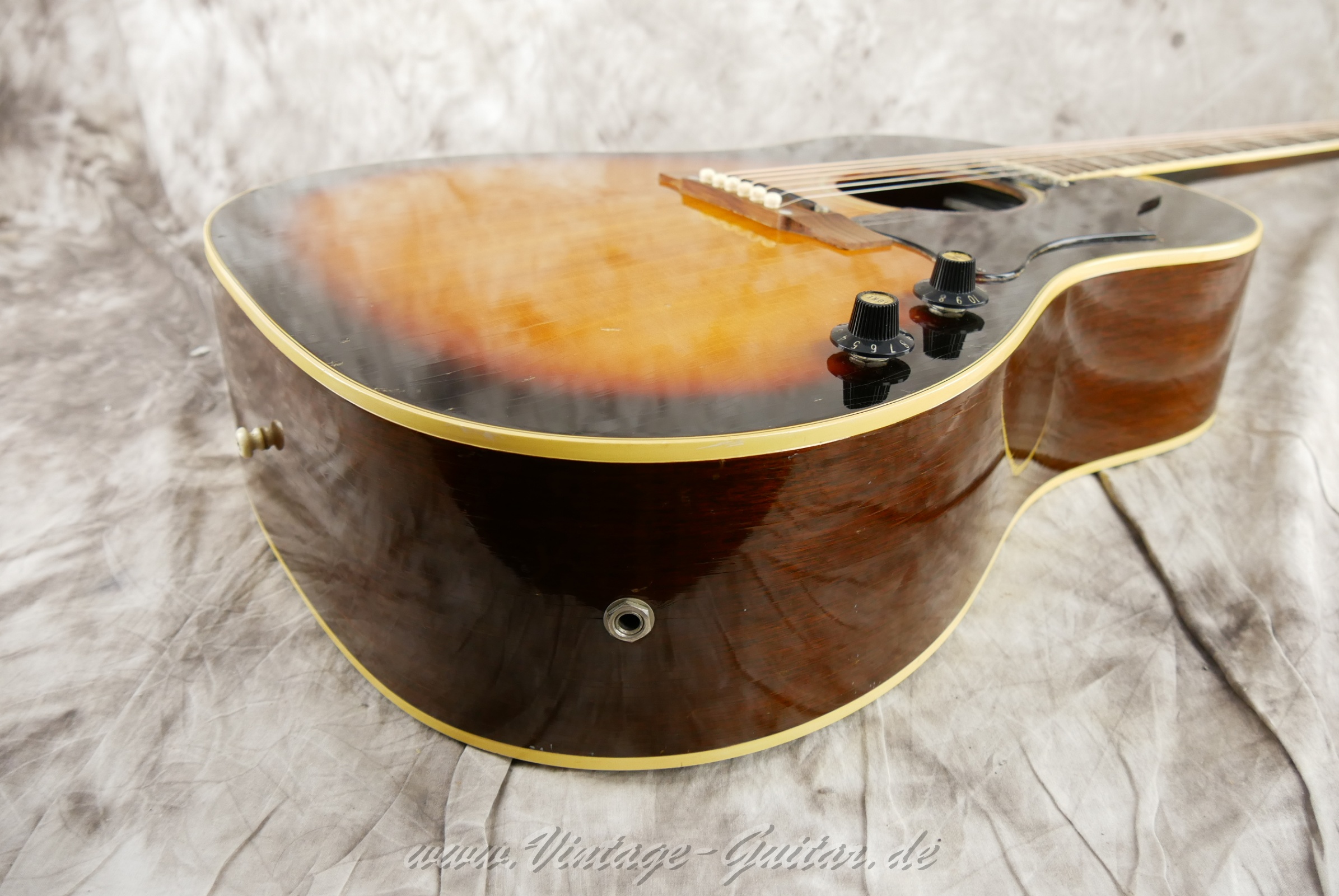 img/vintage/6135/Gibson-J-160E-beatles-guitar-1968-sunburst-13.jpg