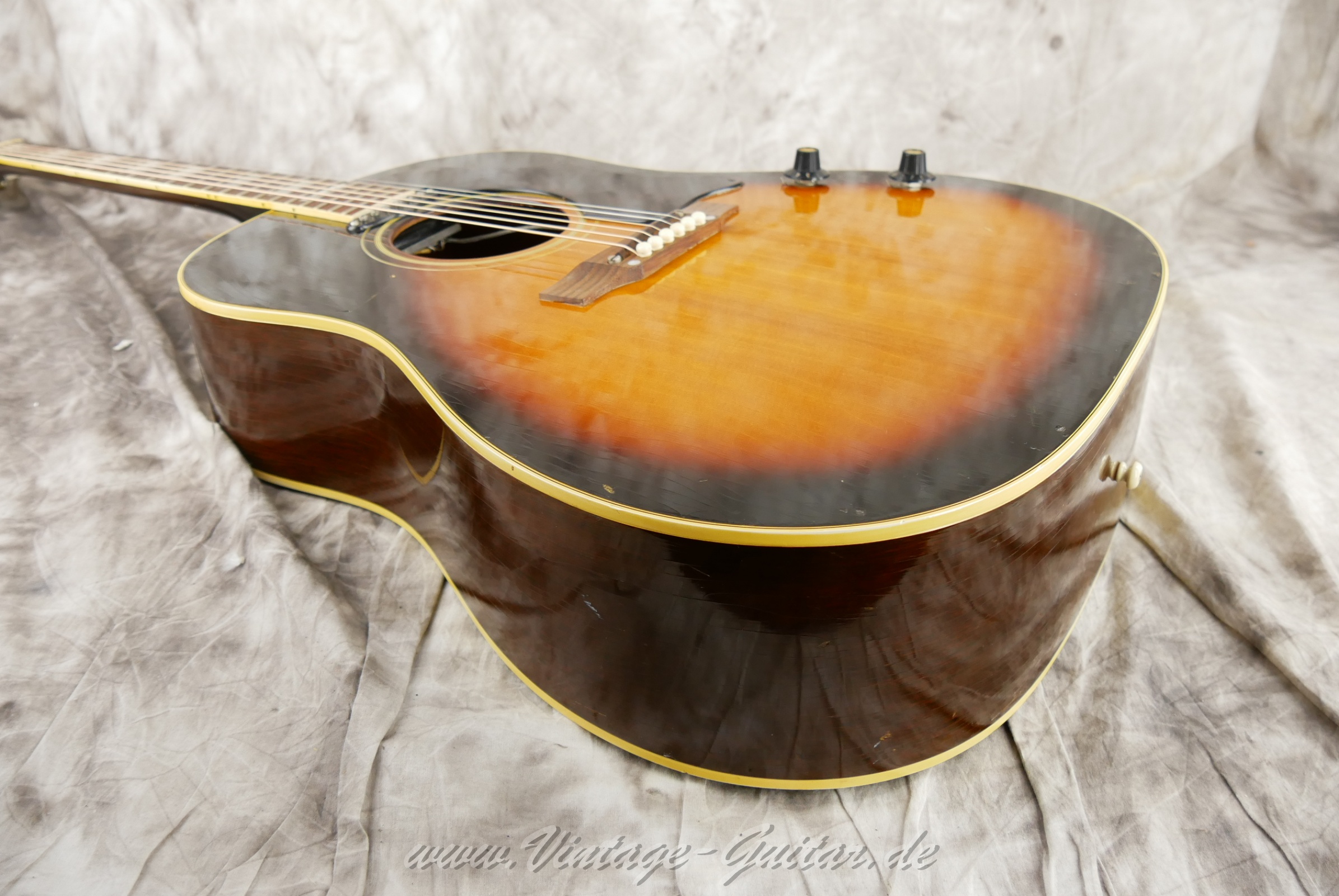 img/vintage/6135/Gibson-J-160E-beatles-guitar-1968-sunburst-14.jpg