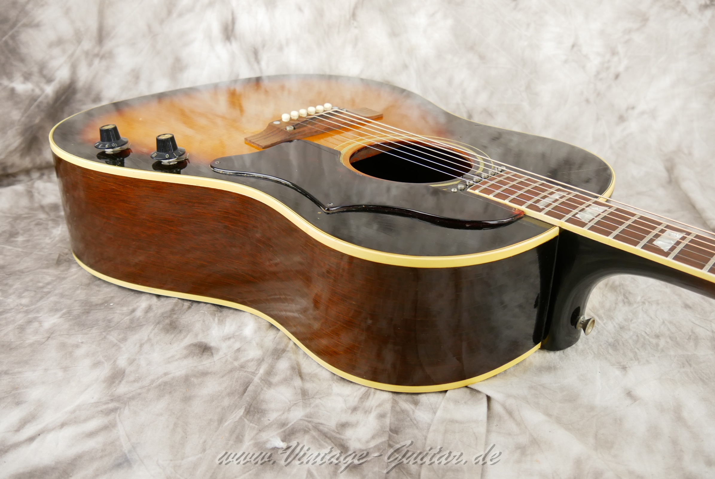 img/vintage/6135/Gibson-J-160E-beatles-guitar-1968-sunburst-15.jpg