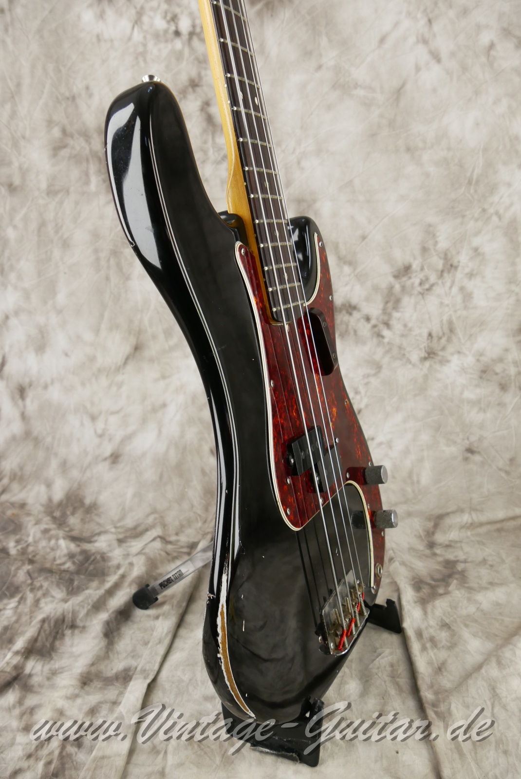 img/vintage/6187/fender_precision_bass_1966_black_refin_USA-009.JPG