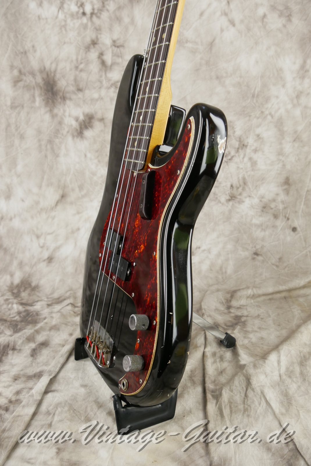 img/vintage/6187/fender_precision_bass_1966_black_refin_USA-010.JPG
