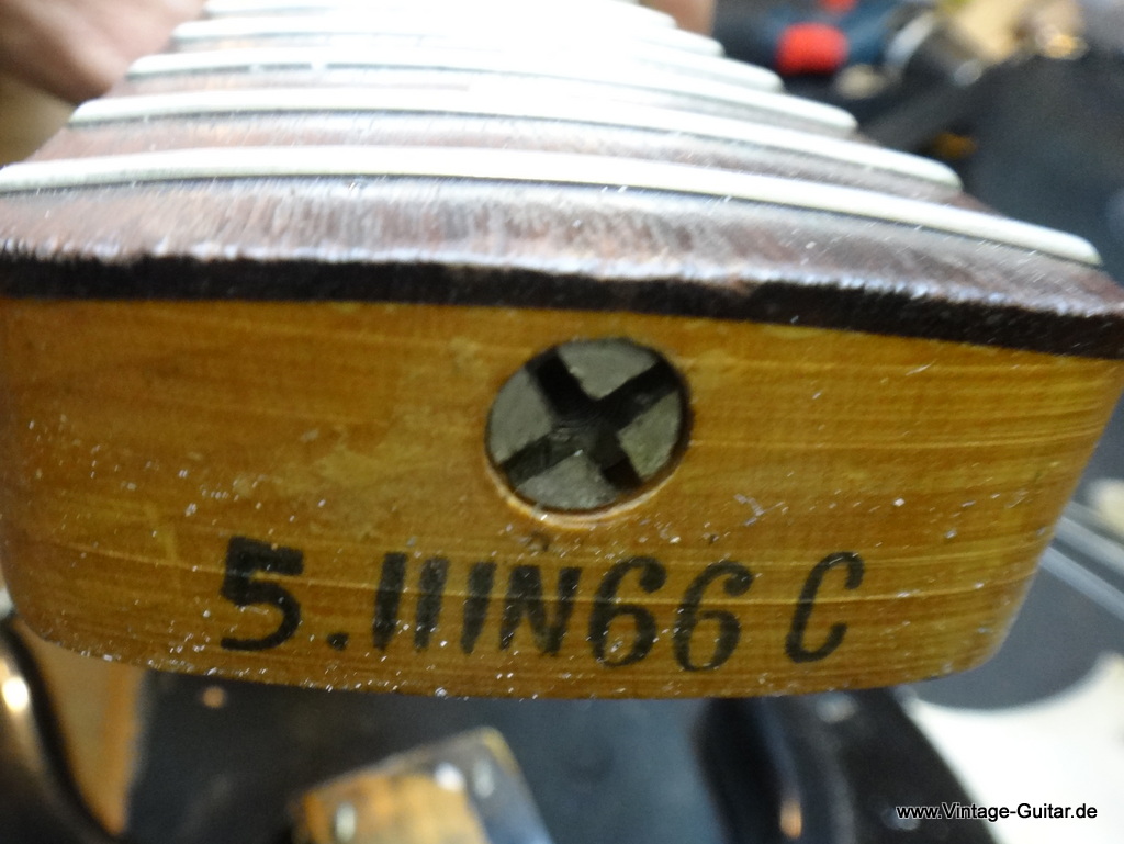 img/vintage/6187/fender_precision_bass_1966_black_refin_USA-017.JPG