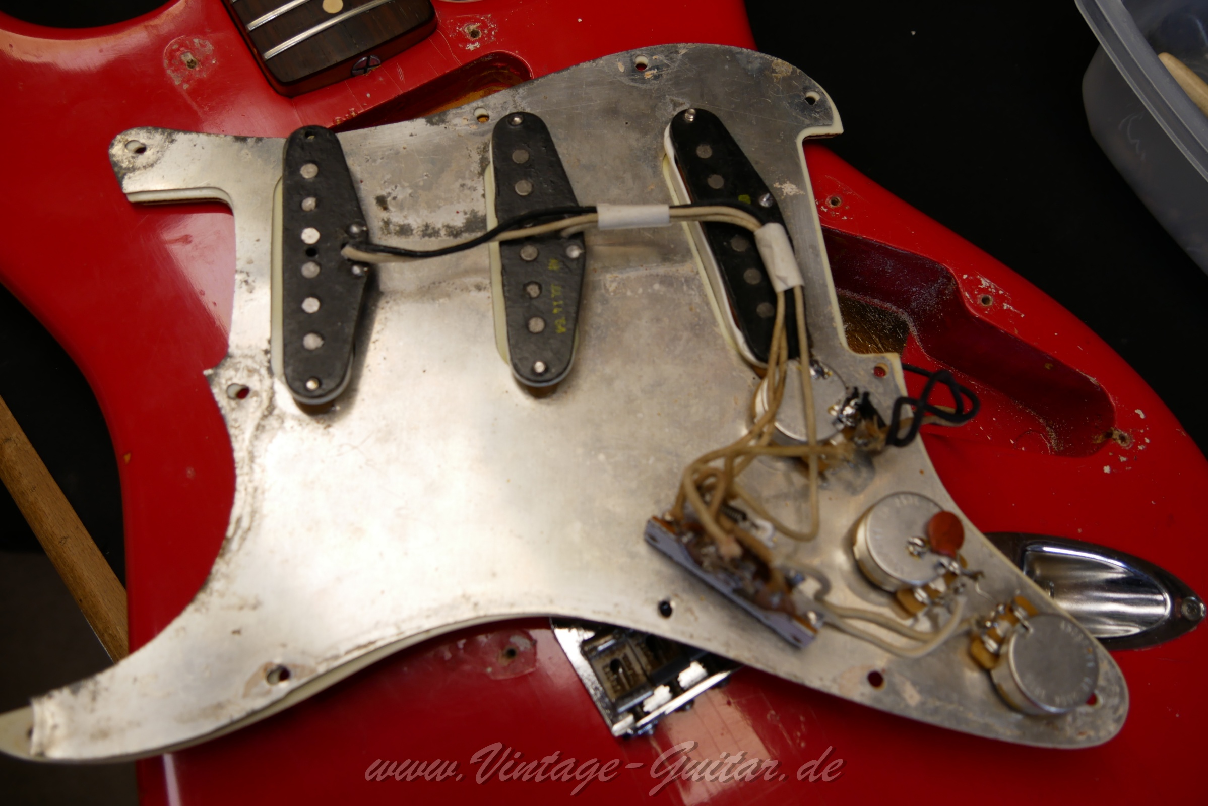 img/vintage/6224/Fender-Stratocaster-1964-fiesta-red-036.jpg