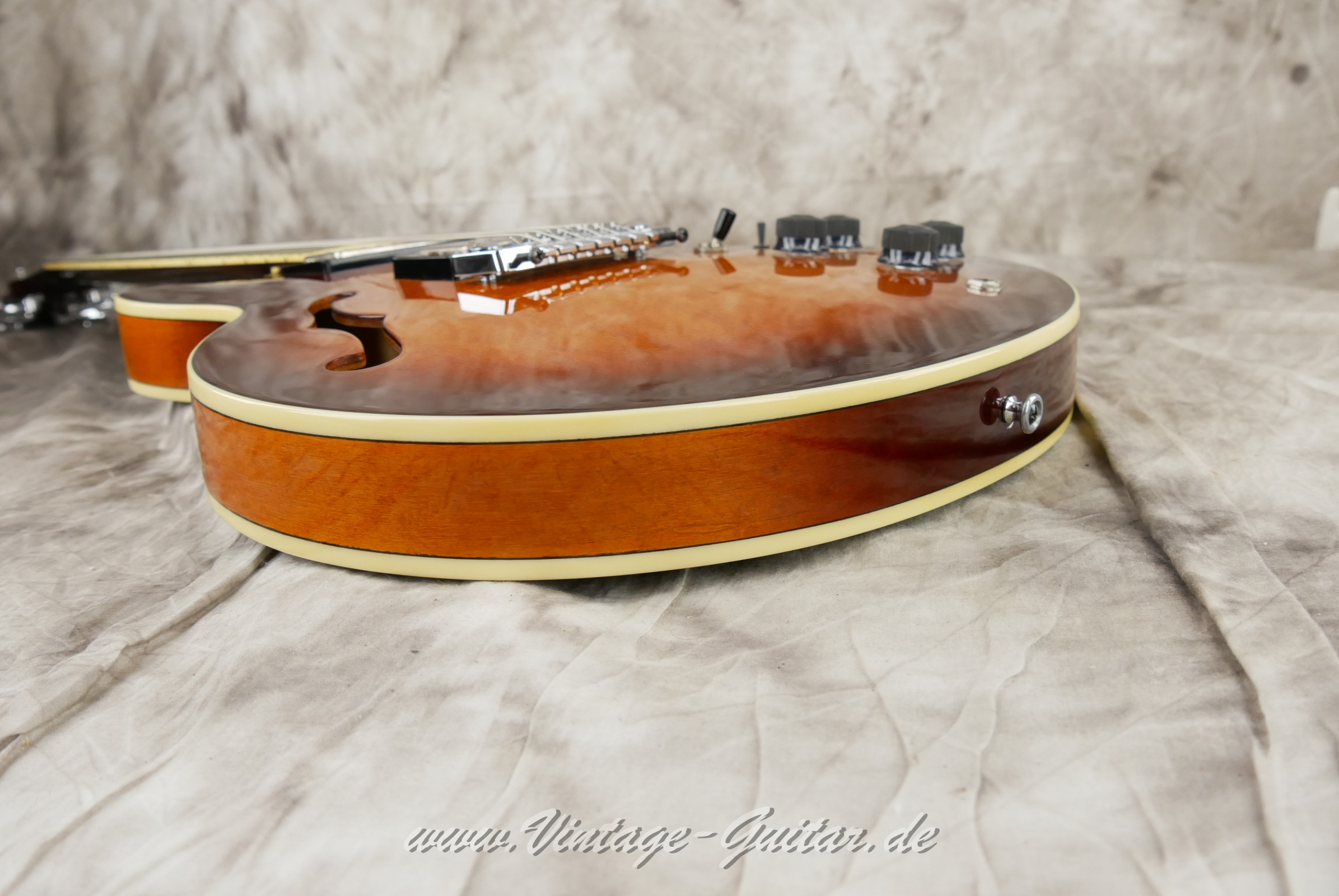 img/vintage/6230/Ibanez_AM_70_AV_sunburst_Japan_1987-014.JPG