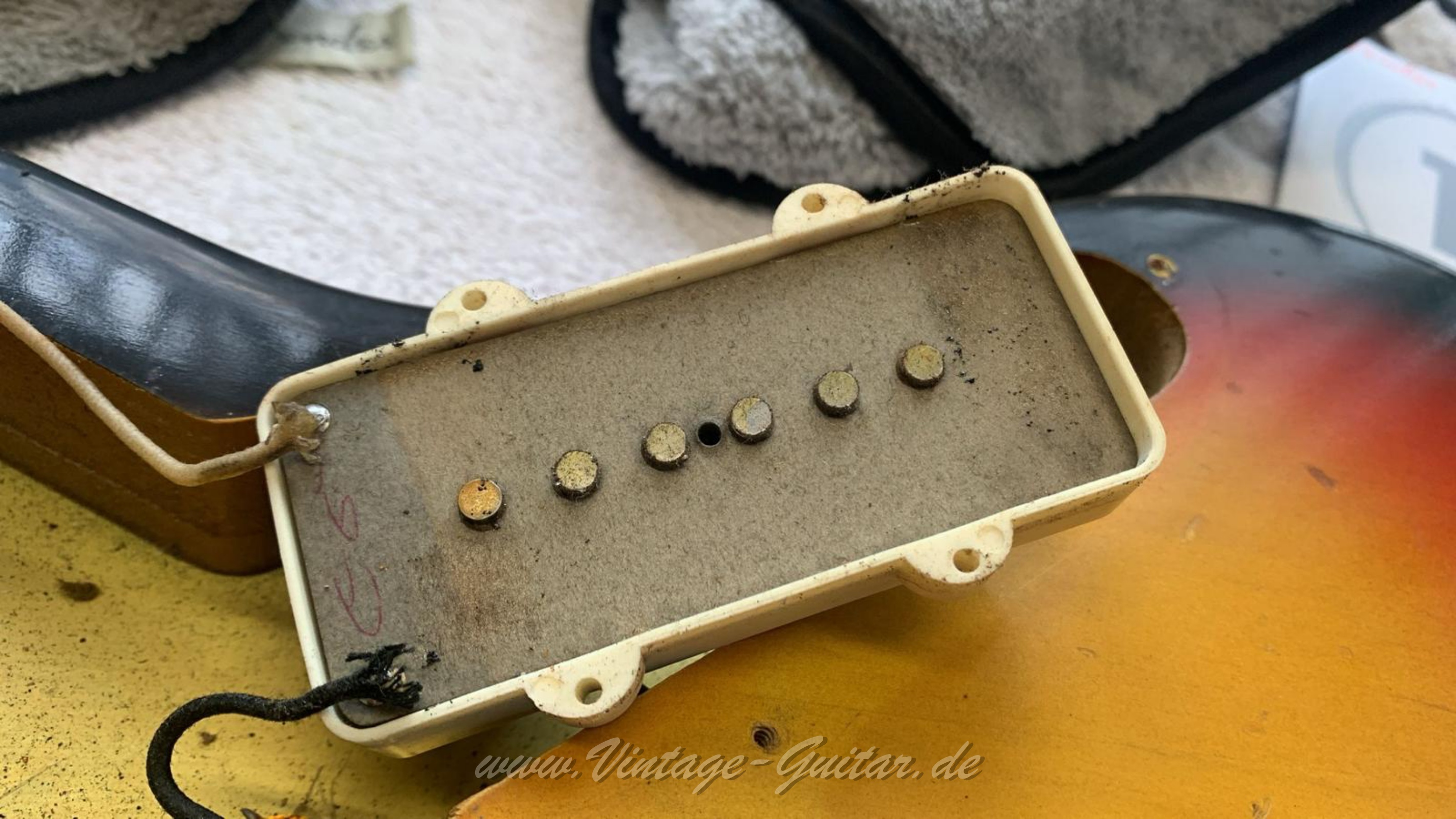img/vintage/6240/Fender-Jazzmaster-1966-sunburst-035.jpg