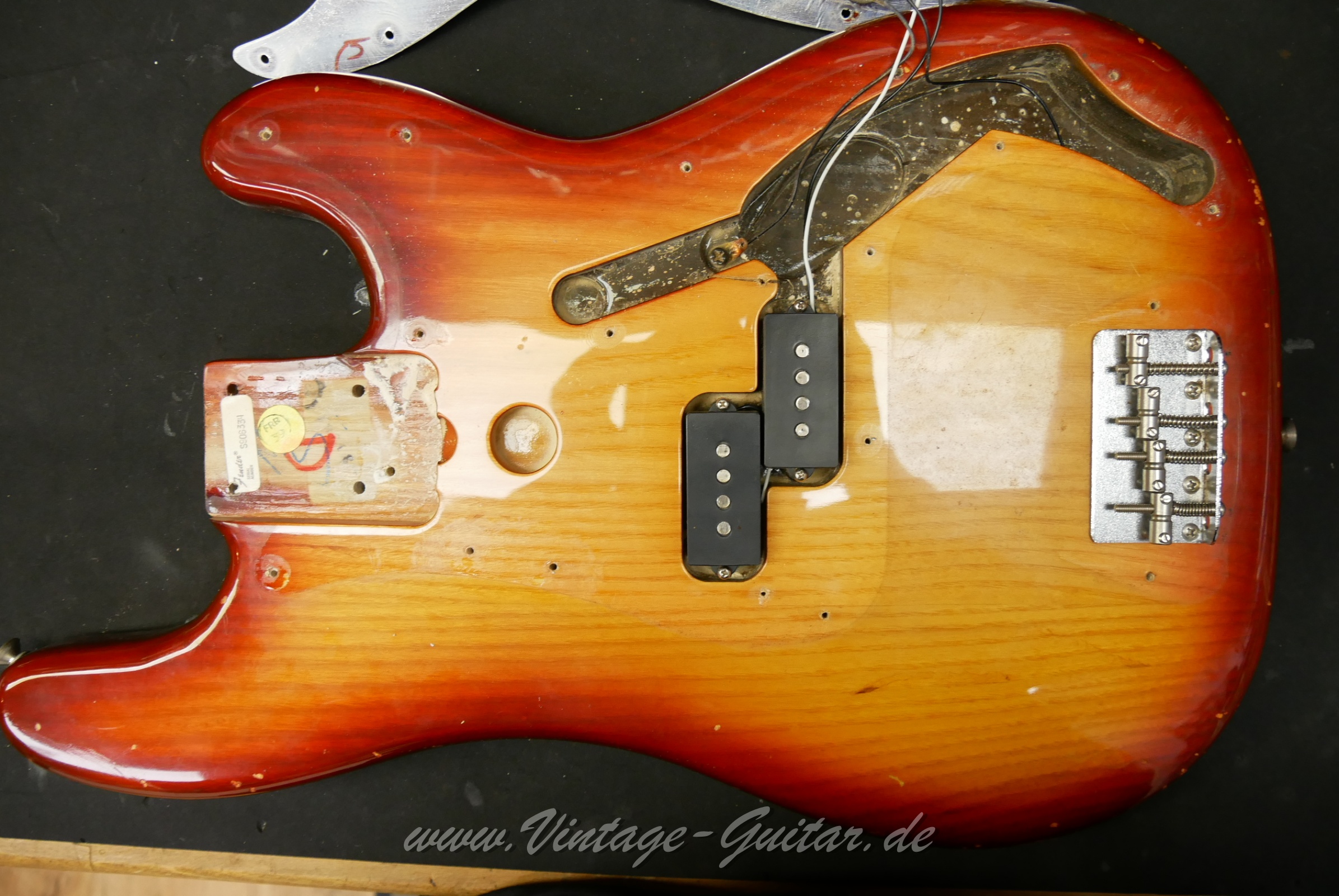 img/vintage/6246/Fender_Precision_sienna_sunburst_1980_usa-023.JPG