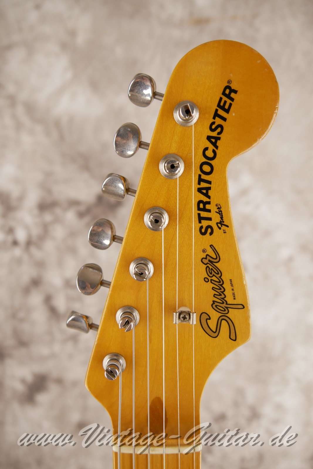 img/vintage/6274/Fender_Squier_Stratocaster_JV_fiesta_red_Japan_1983-003.JPG