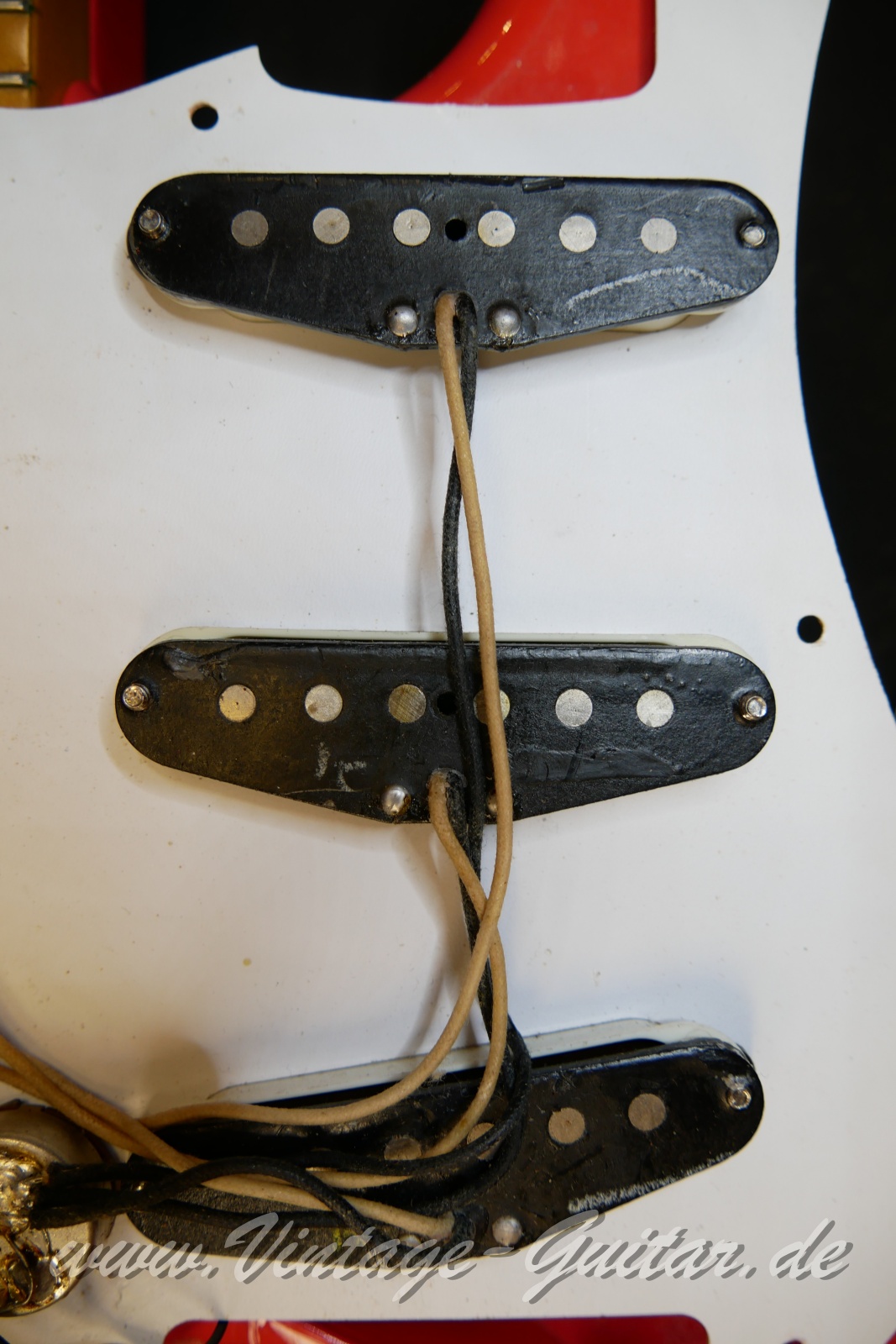 img/vintage/6274/Fender_Squier_Stratocaster_JV_fiesta_red_Japan_1983-015.JPG