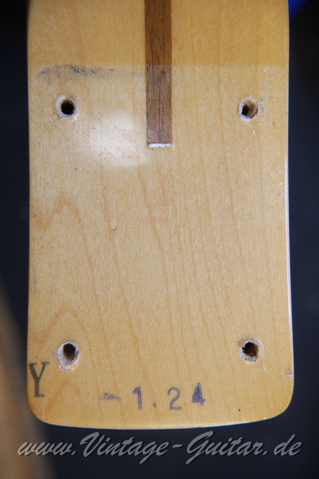img/vintage/6274/Fender_Squier_Stratocaster_JV_fiesta_red_Japan_1983-019.JPG