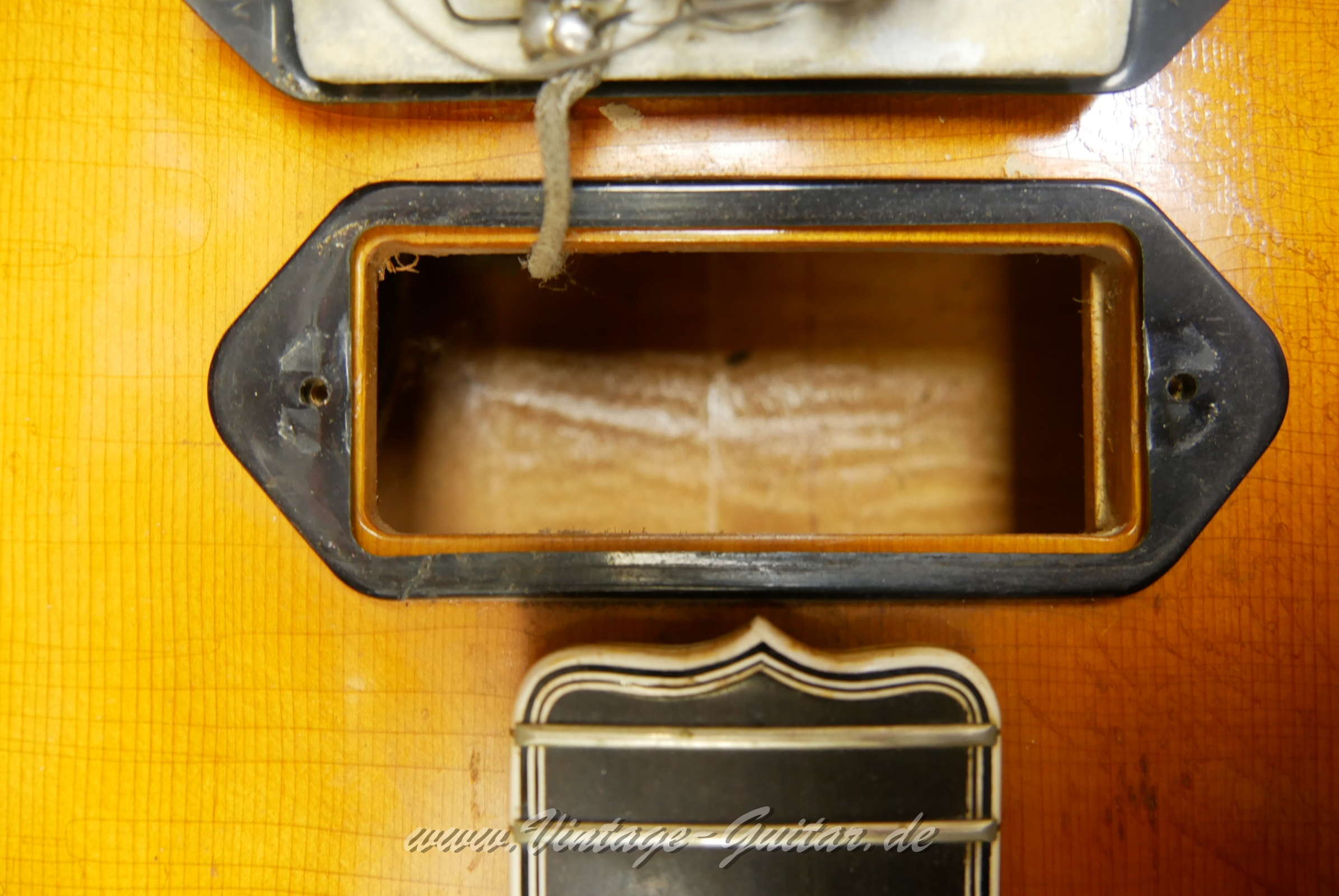 img/vintage/6276/Gibson_Byrdland_blonde_staple_pickups_1957-029.JPG