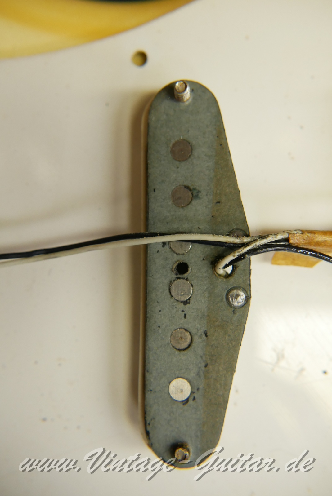 img/vintage/6277/Fender_Stratocaster_olympic_white_USA_1973-018.JPG