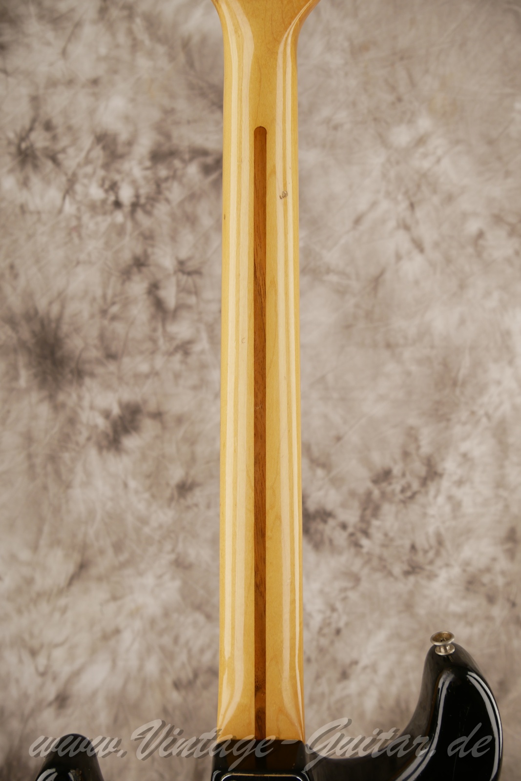 img/vintage/6289/fender_stratocaster_black_1972_usa-06.jpg