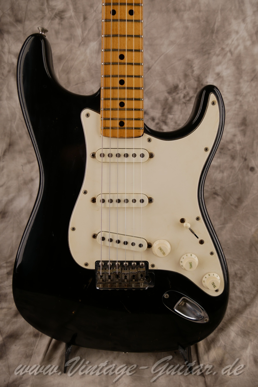 img/vintage/6289/fender_stratocaster_black_1972_usa-07.jpg