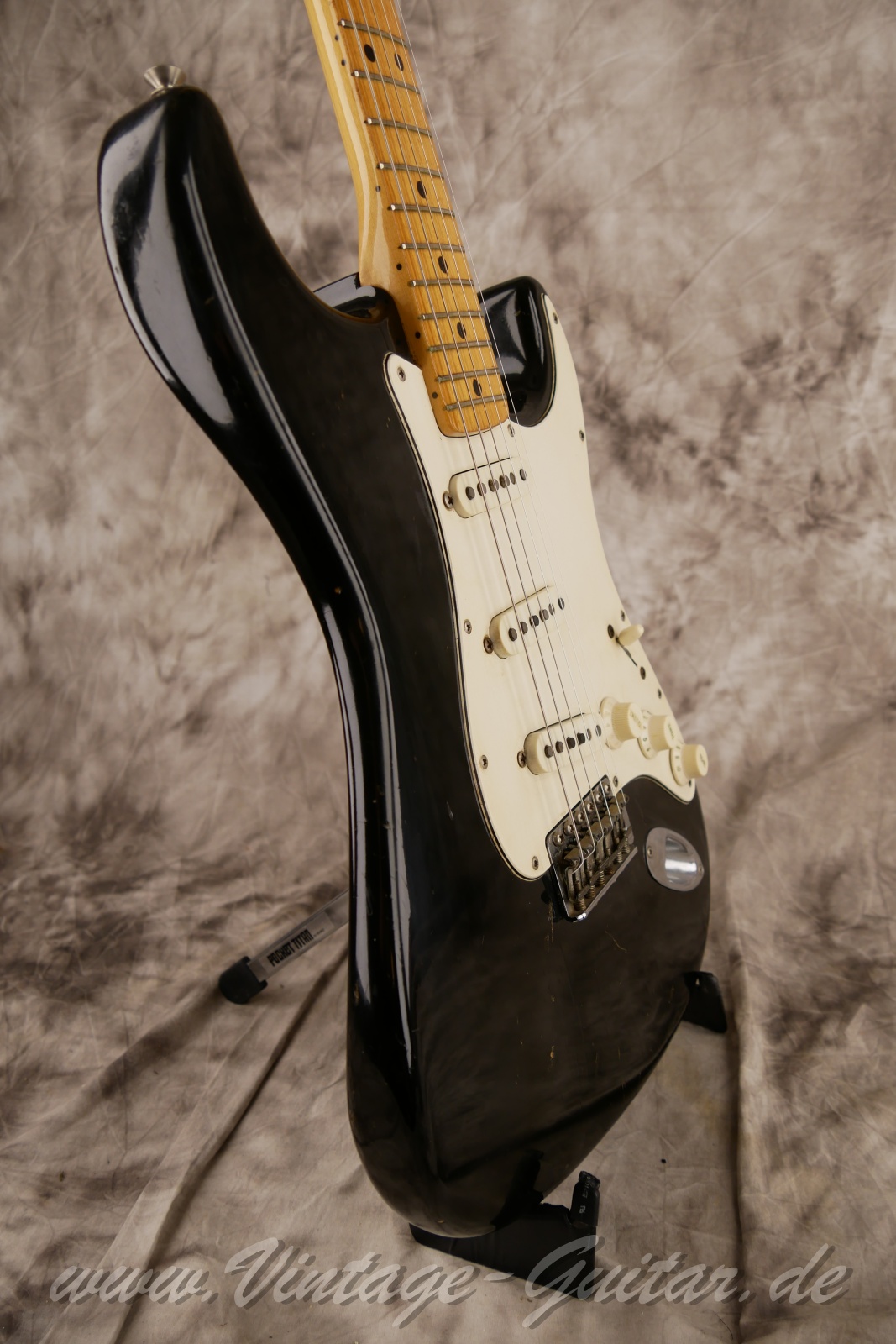 img/vintage/6289/fender_stratocaster_black_1972_usa-09.jpg