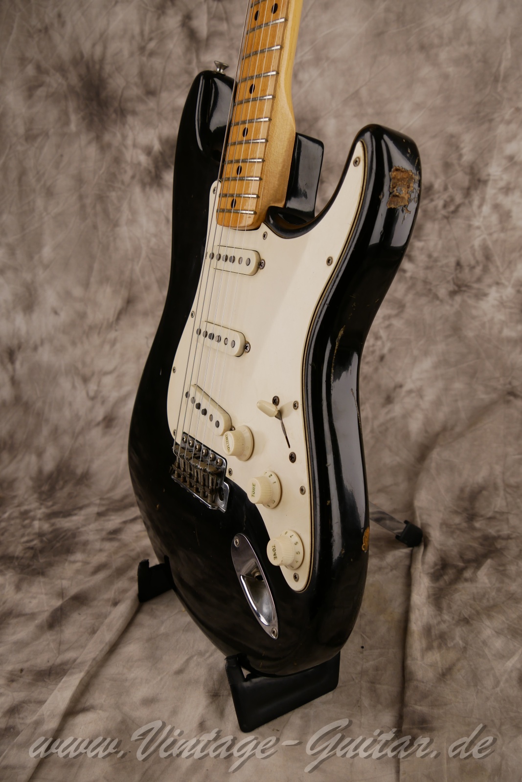 img/vintage/6289/fender_stratocaster_black_1972_usa-10.jpg