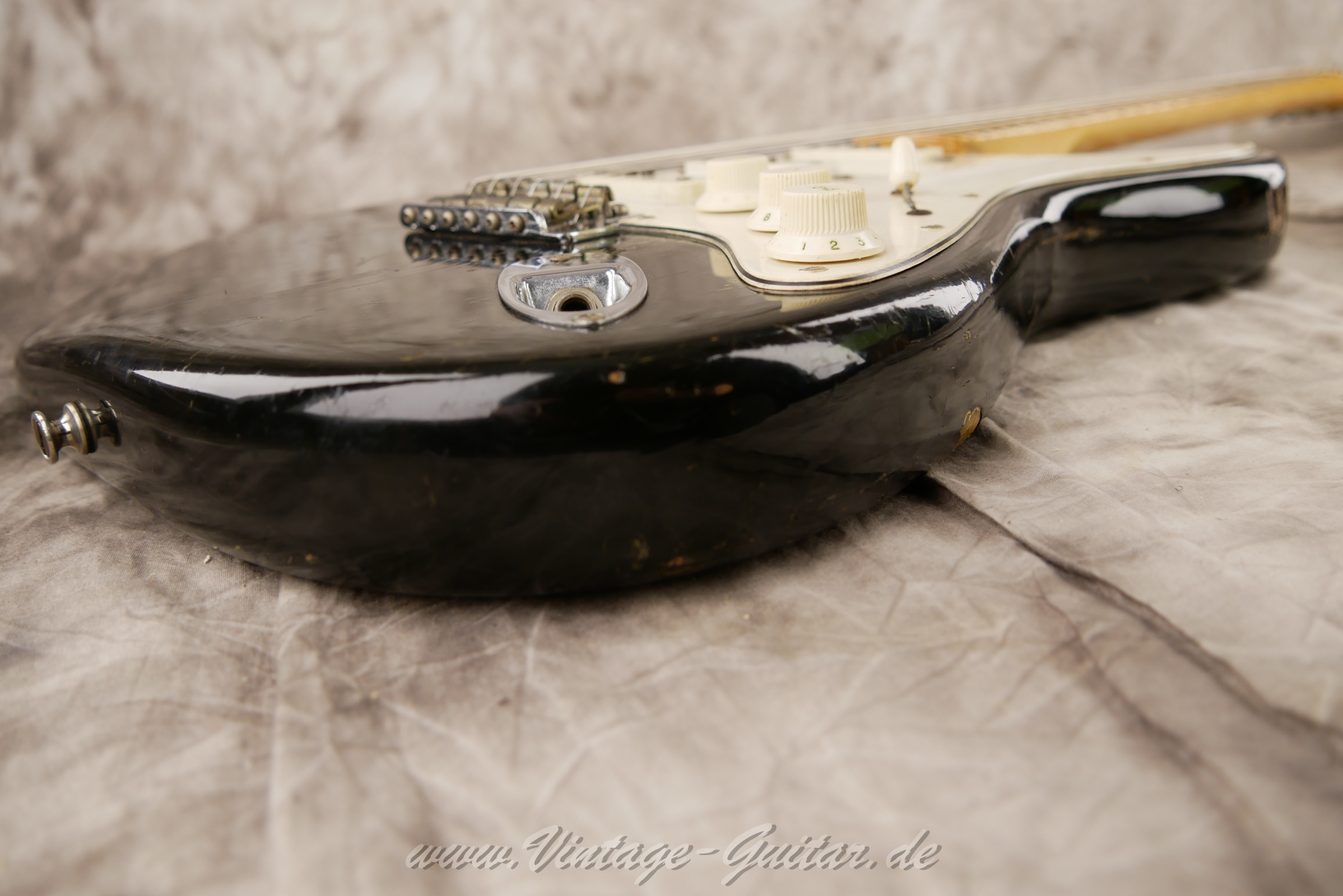 img/vintage/6289/fender_stratocaster_black_1972_usa-14.jpg