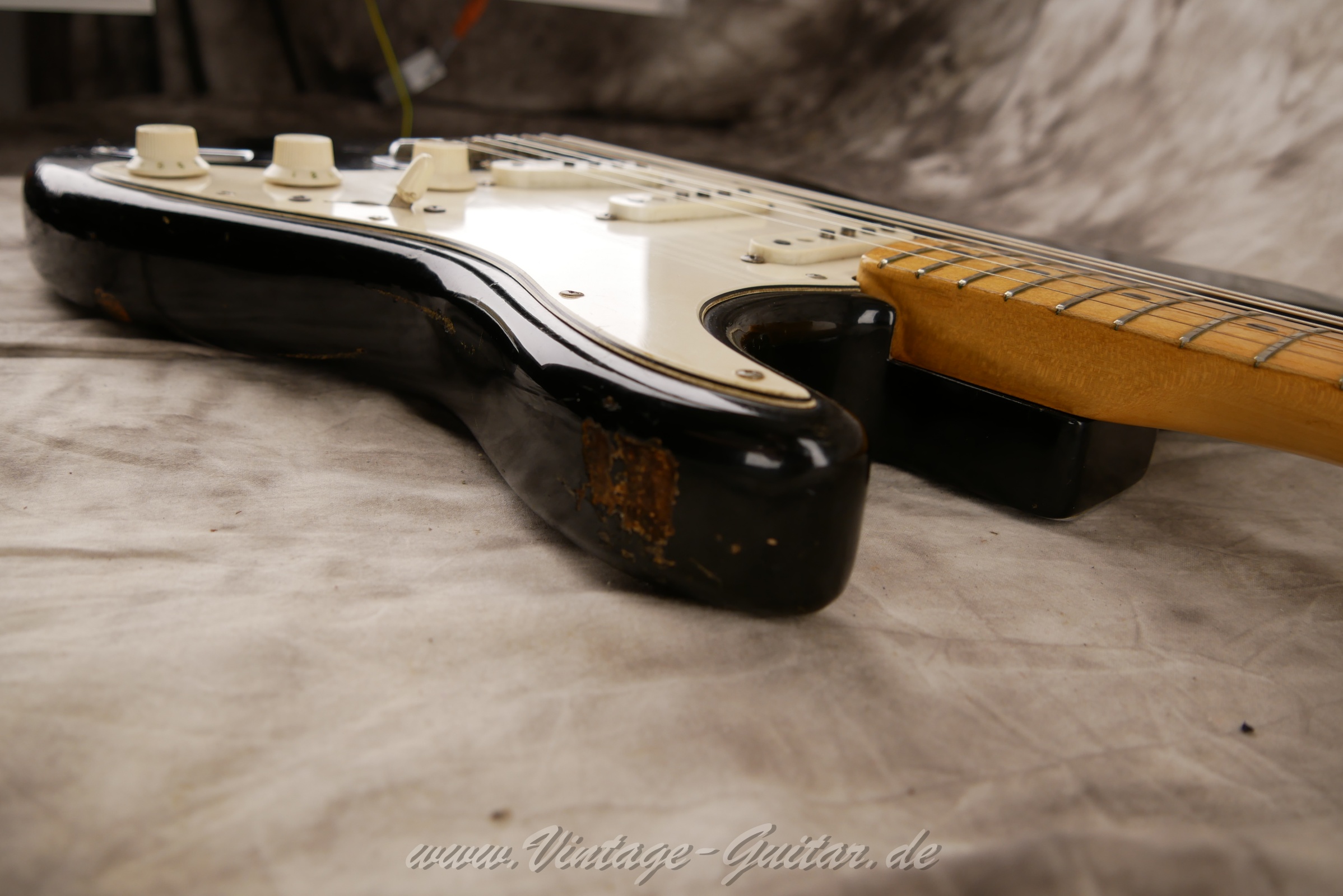 img/vintage/6289/fender_stratocaster_black_1972_usa-16.jpg