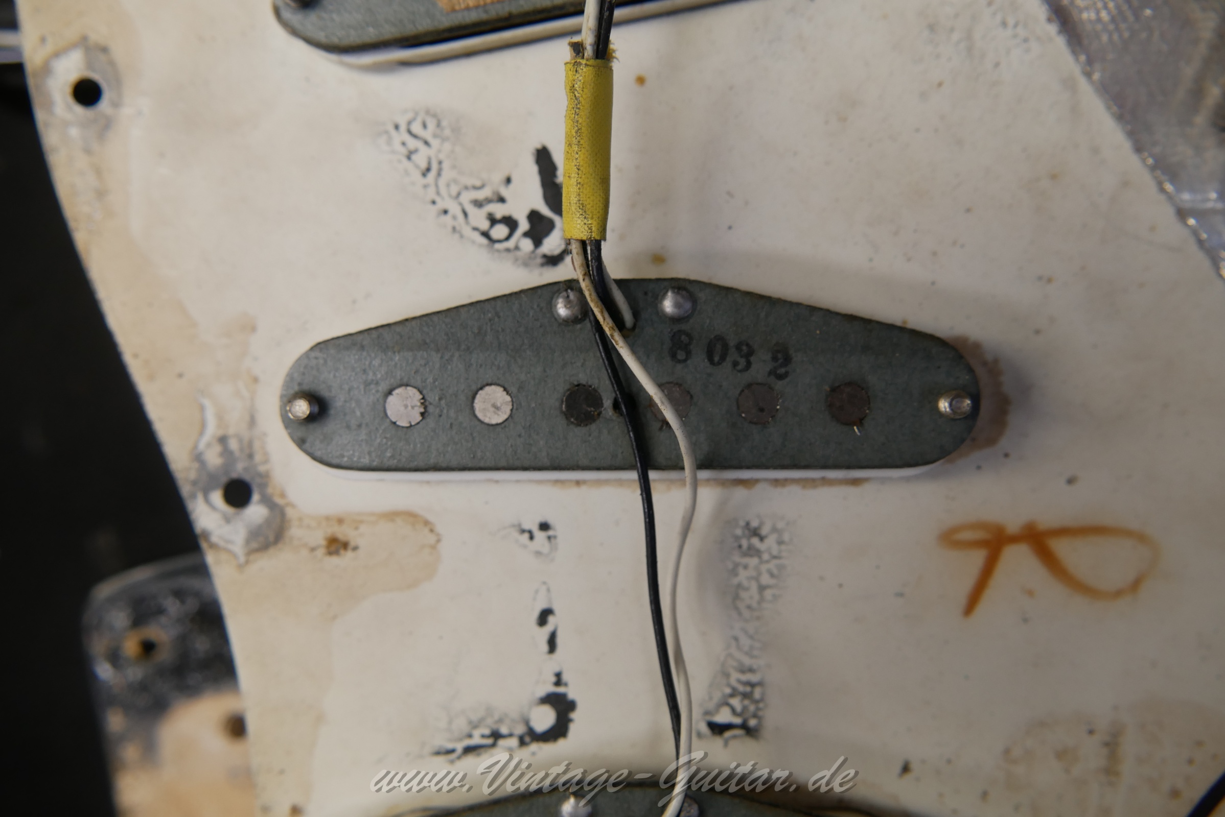 img/vintage/6289/fender_stratocaster_black_1972_usa-27.jpg