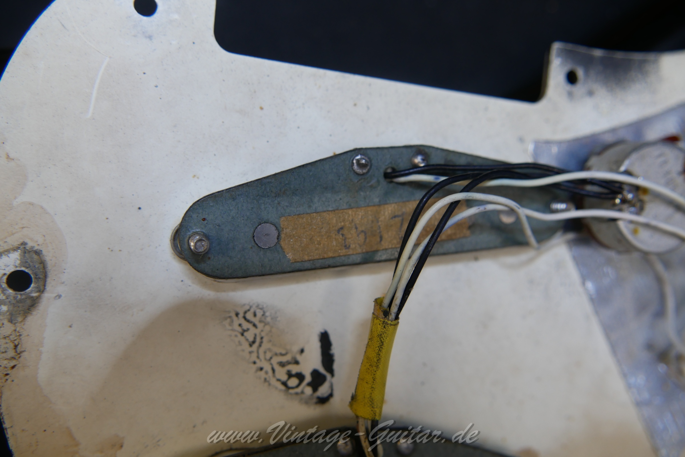 img/vintage/6289/fender_stratocaster_black_1972_usa-28.jpg