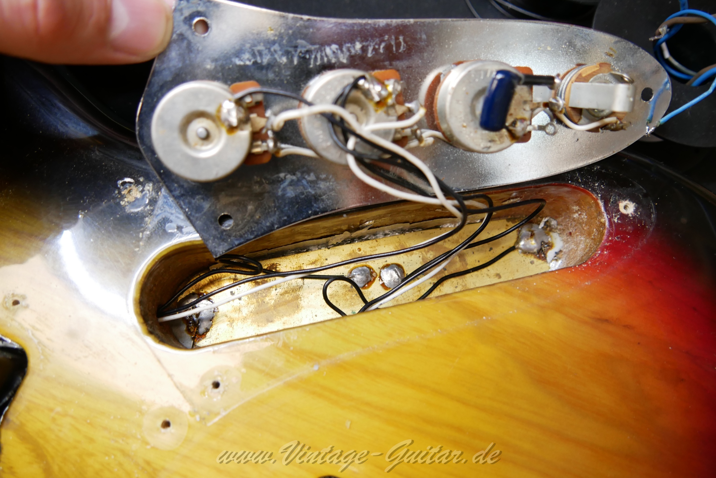 img/vintage/6292/fender_jazzbass_sunburst_1978_usa-14.jpg