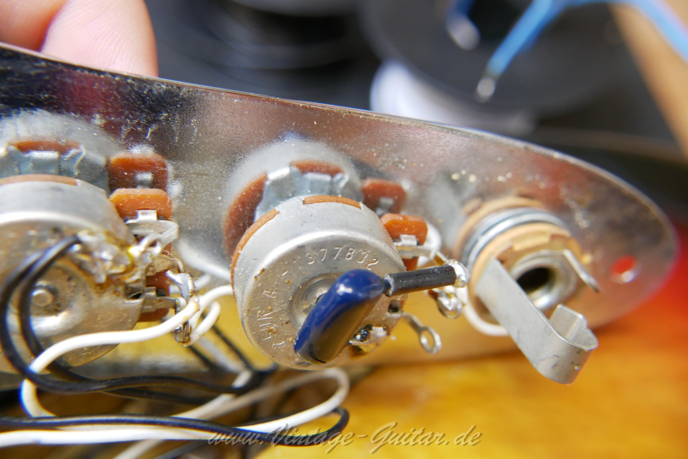img/vintage/6292/fender_jazzbass_sunburst_1978_usa-16.jpg